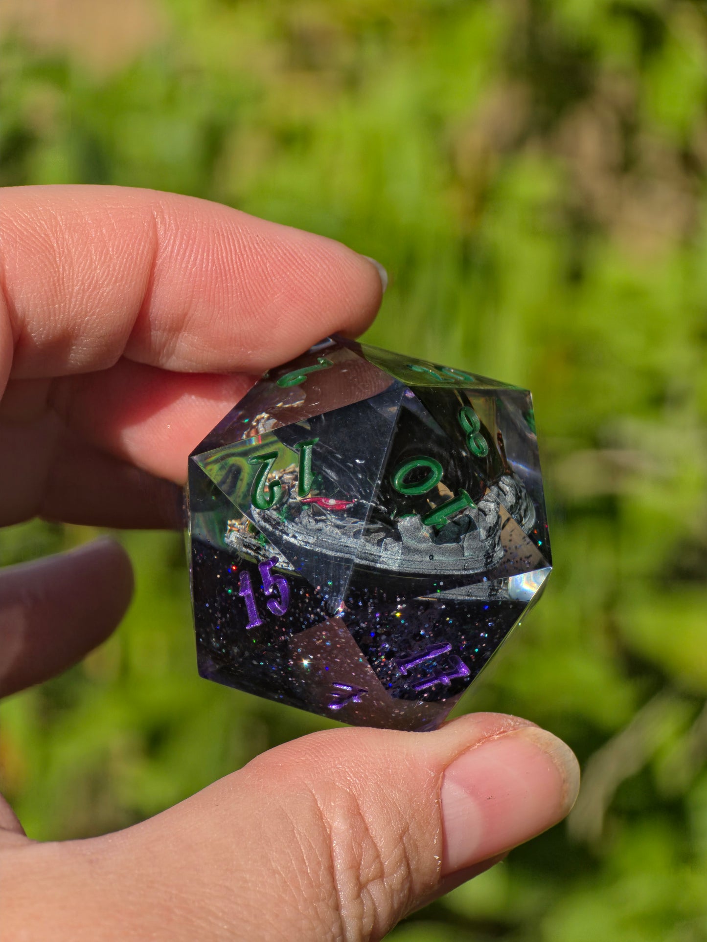 Night Fury – Celestial Eclipse Toothless D20 40 mm – How to Train Your Dragon inspirierter Resin Würfel | Galaxie-Design & Grün-Lila Metallic Zahlen