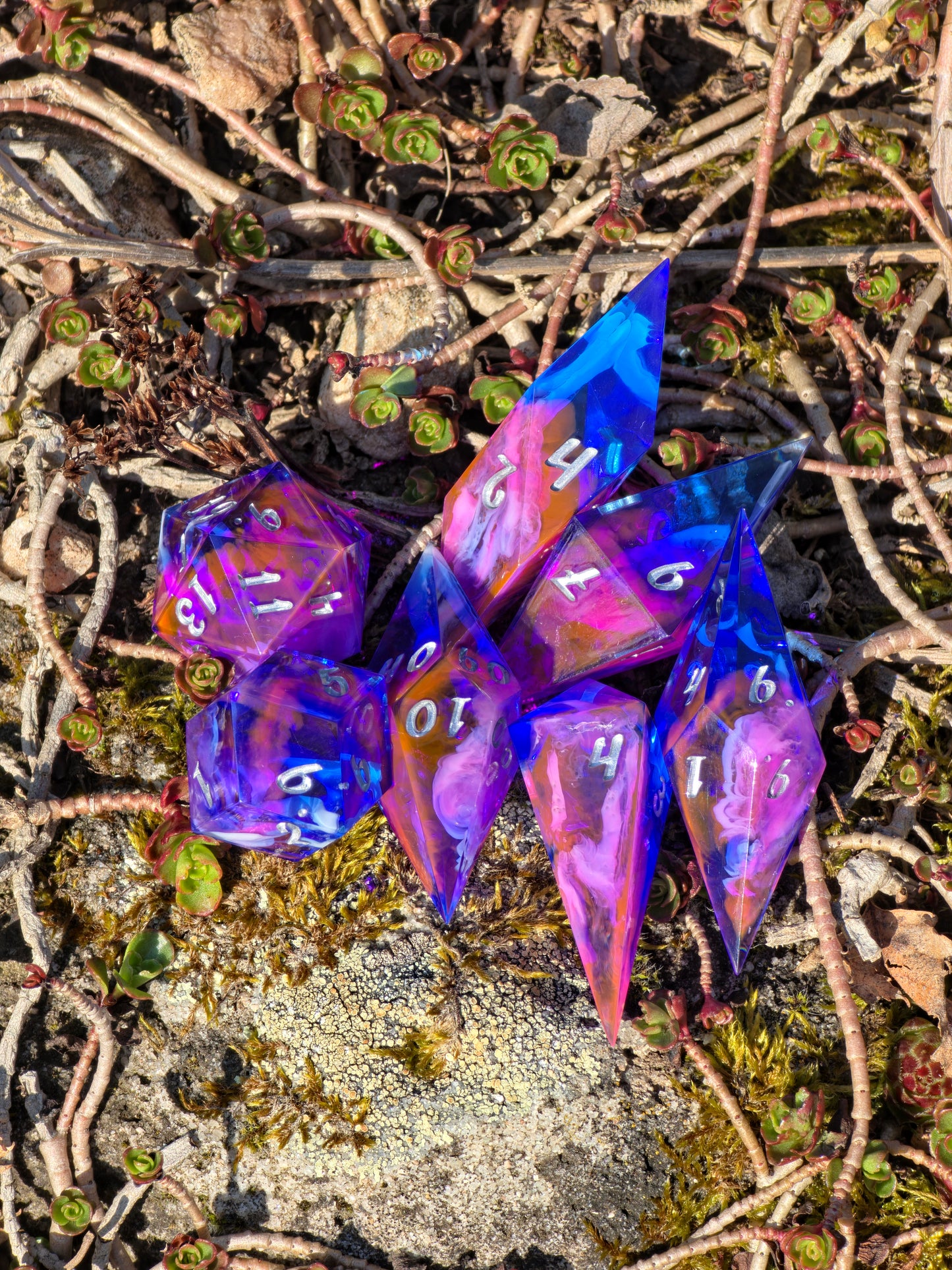 Elongated Dice Set „Neon Nebula“ – 7er Resin Würfelset mit Pink Blau Cloud Effekt, Sharp Edge DnD Dice, Fantasy TTRPG Würfel, Handmade Dice
