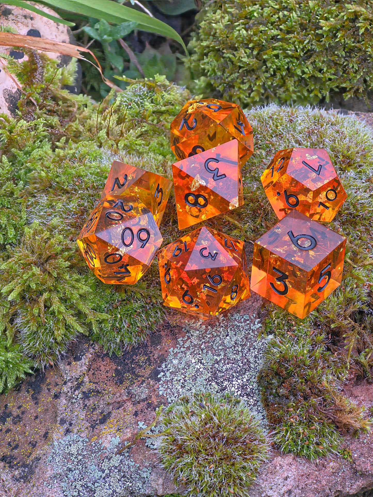 Polyedrisches DnD-Würfelset 7 Stück – Amber Bernstein Dice Set | Handgemachte Resin Würfel in Gold Orange Transparent | TTRPG DnD Pathfinder
