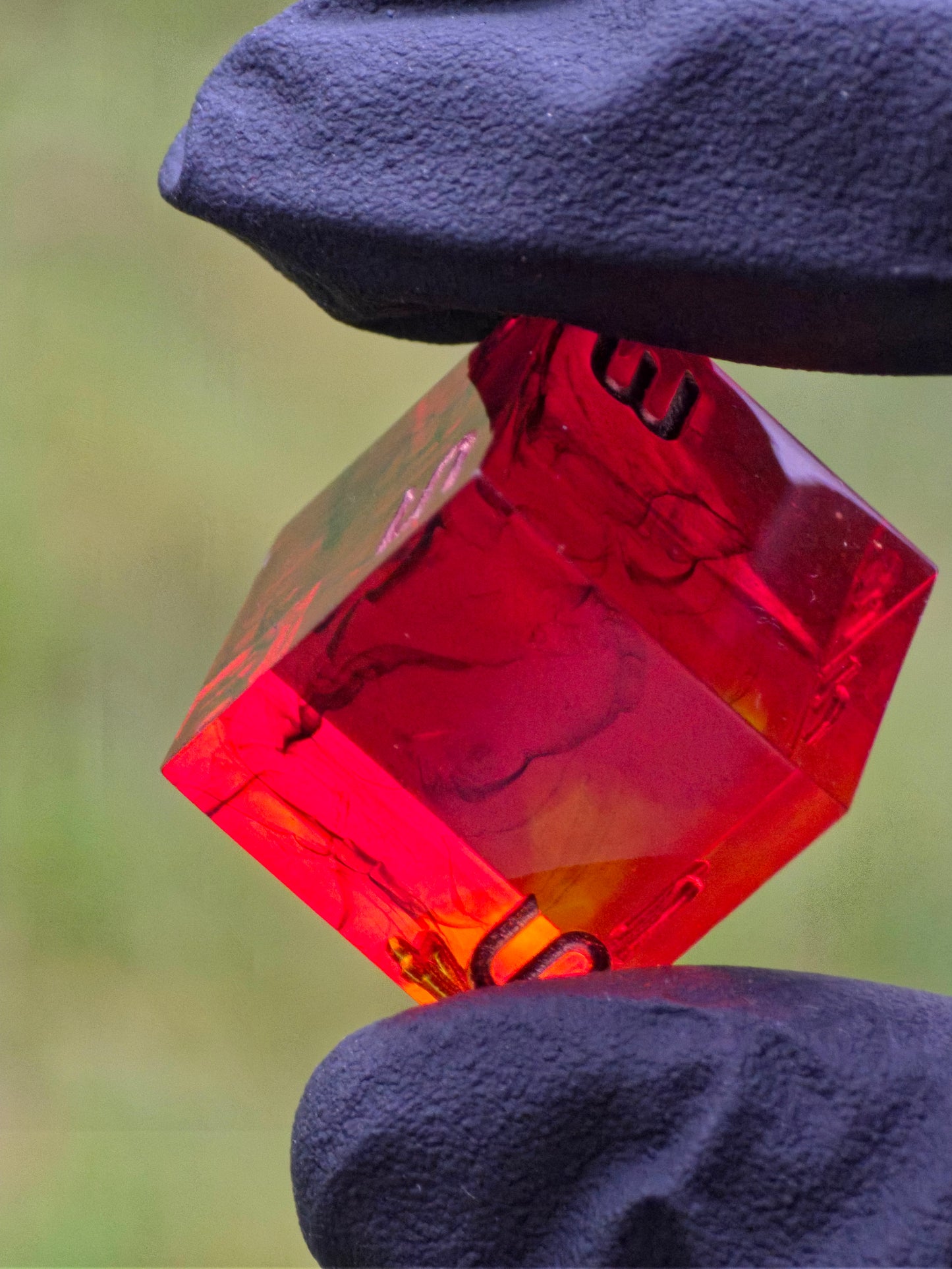 Crimson Emberflow – Handgemachtes DnD Würfelset in Feuerrot & Bernstein | Resin Dice Set mit Magma-Effekt | Polyedrische Würfel TTRPG