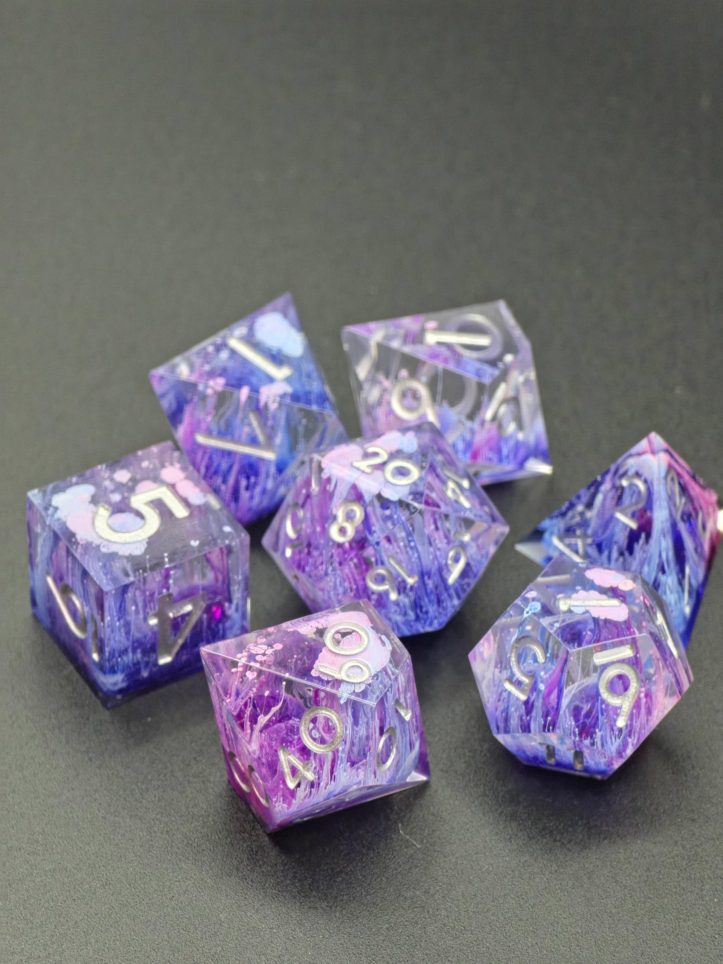 Nebula Bloom – Handgemachtes DnD Würfelset violett mit Petri Effekt und silbernen Zahlen | 7-teiliges Polyhedral Set | TTRPG Dice | Artisan Resin Dice