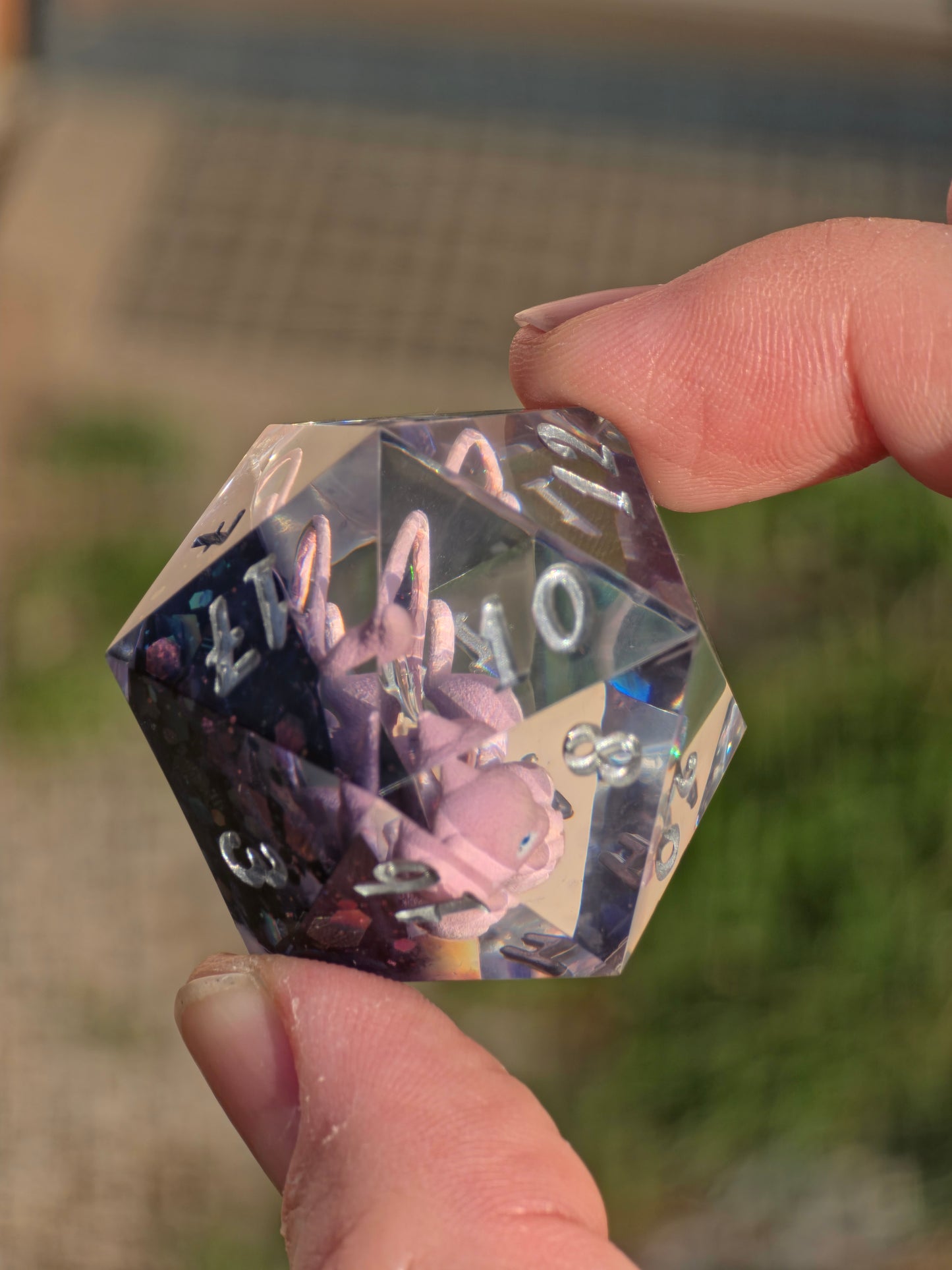 Mew – Psychic Galaxy D20 40 mm – Pokemon inspirierter Resin Würfel | Rosa Mew Miniatur, Galaxy Design & Metallic Silber