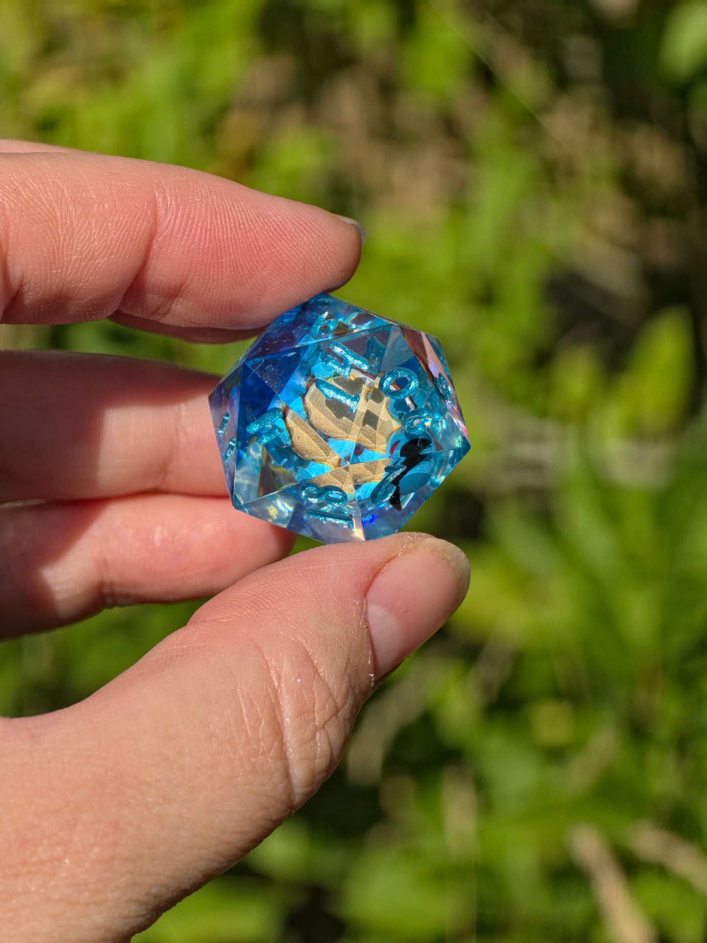 🌟Shiggy – Azure Tide D20 28 mm – Pokémon-inspirierter Resin Würfel in Deep Ocean Blue | Metallisch Himmelblaue Zahlen