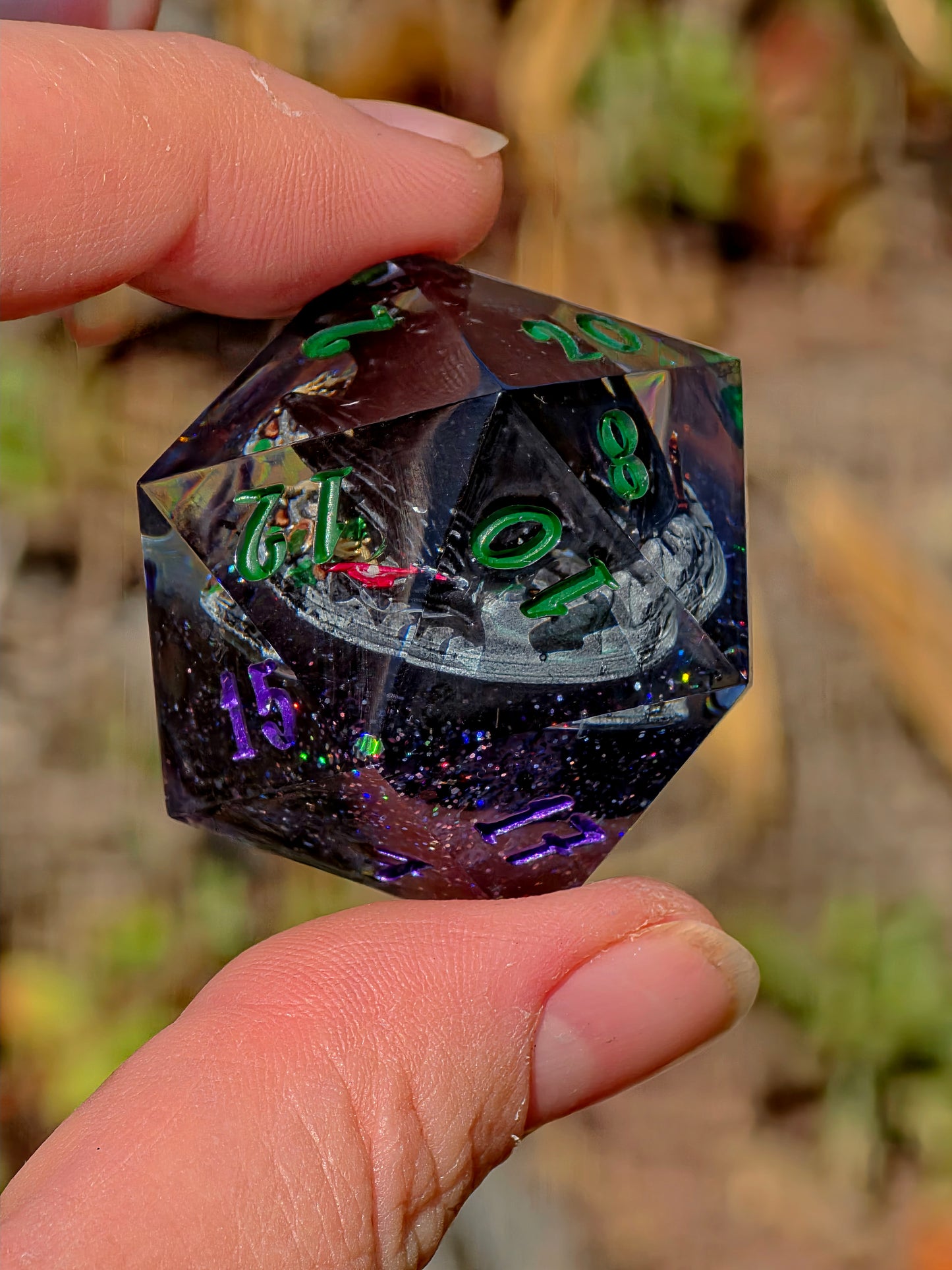 Night Fury – Celestial Eclipse Toothless D20 40 mm – How to Train Your Dragon inspirierter Resin Würfel | Galaxie-Design & Grün-Lila Metallic Zahlen
