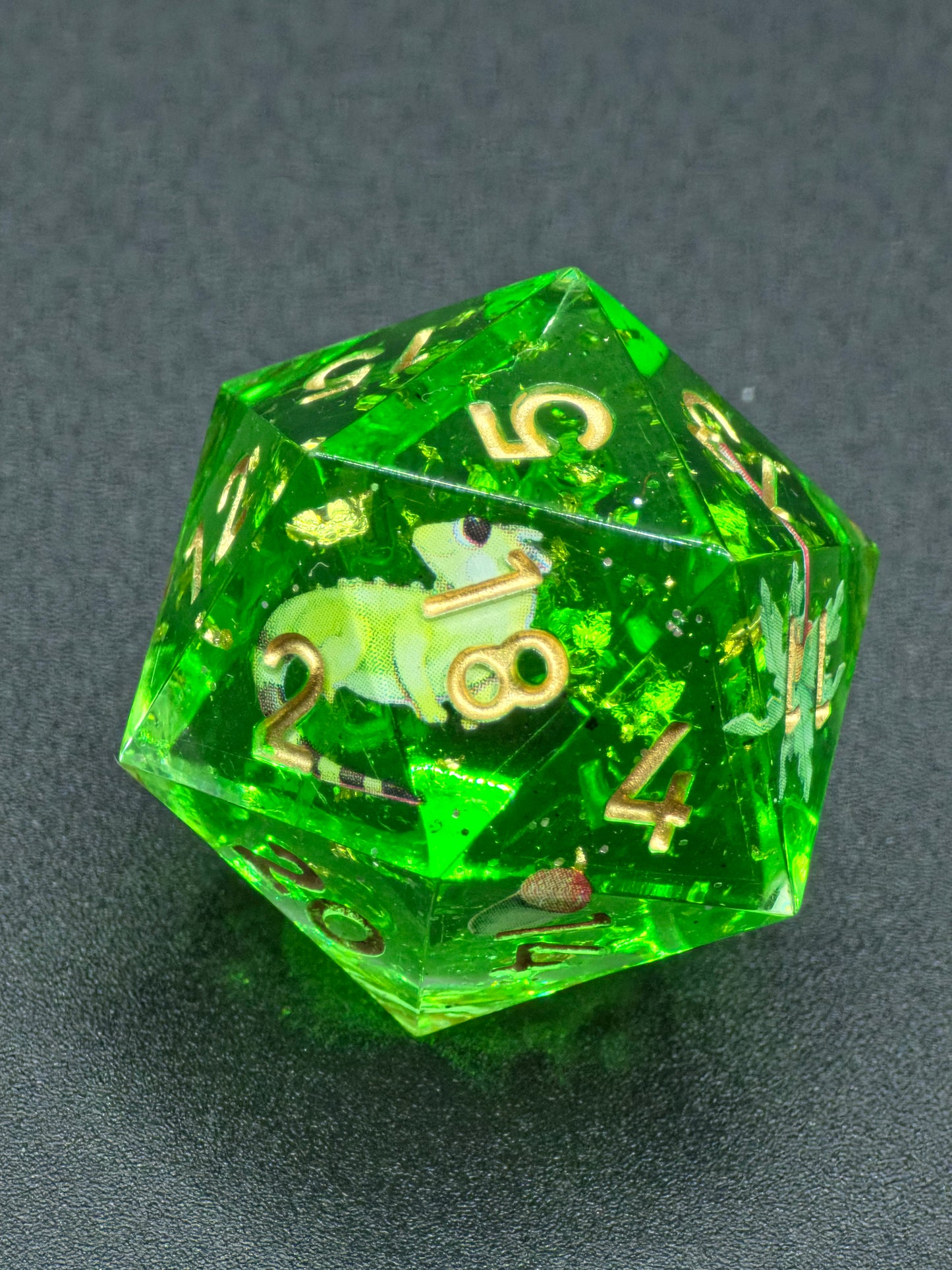 Polyedrischer Einzelner D20 „Tropical Habitat“ – Handgemachter Resinwürfel Standardgröße mit Giraffe, Leguan, Faultier & Palmen | DnD Dice Pen and Paper | Naturwürfel mit Deko