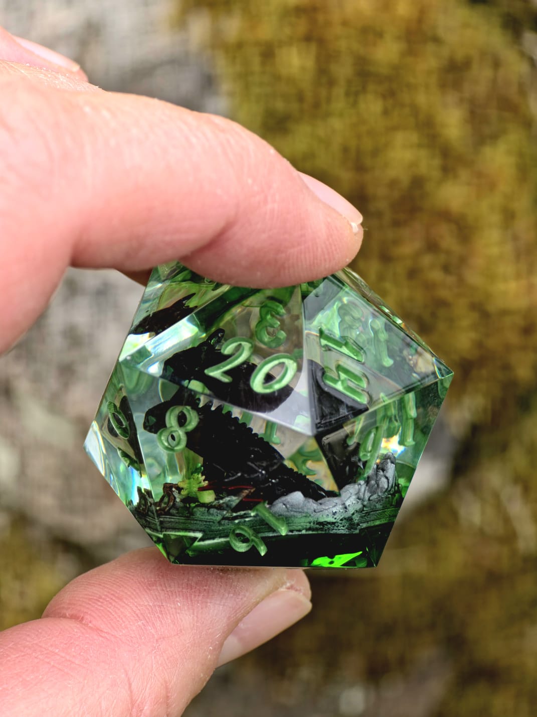 Nachtschatten D20 40mm – Handgemachter Resin Dragon Dice inspiriert von Ohnezahn aus How to Train Your Dragon, Schwarzer Drache Fantasy Würfel (Sarah)