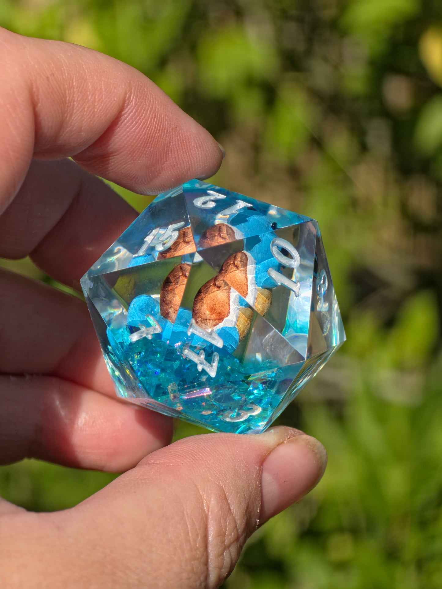 Shiggy – Summer Splash D20 40 mm – Pokémon-inspirierter Resin Würfel mit Sonnenbrille XL DnD Sammlerwürfel