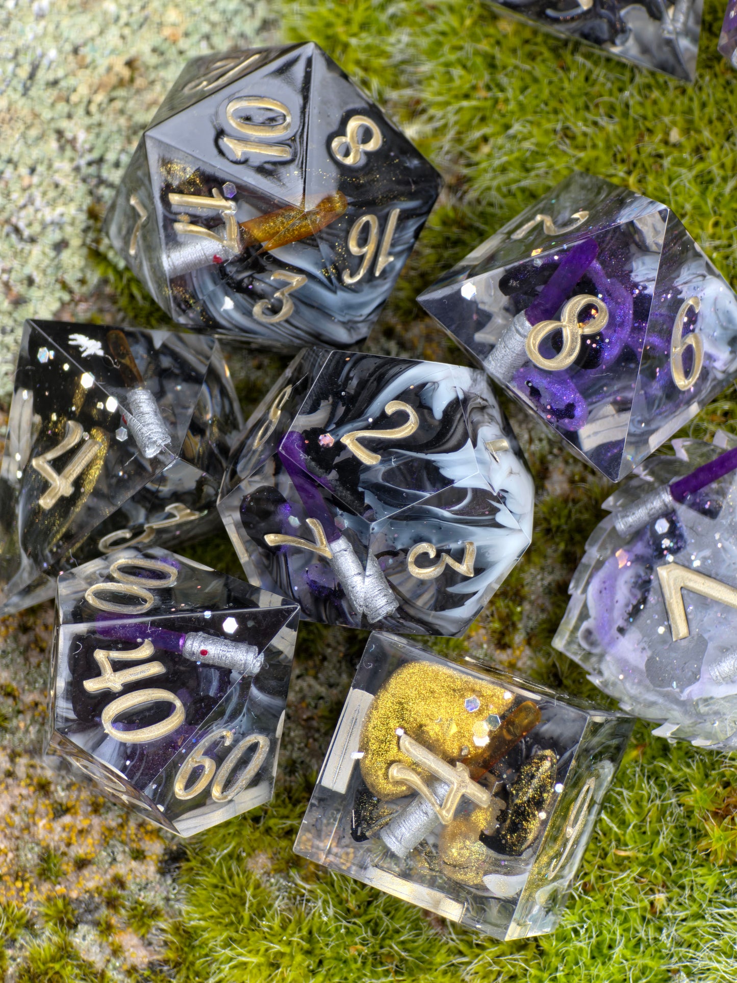 Polyedrisches Würfelset „Void Sabers“ – Handgemachte Resinwürfel mit Lichtklingen & Nebeleffekt | 8-teiliges DnD TTRPG Set