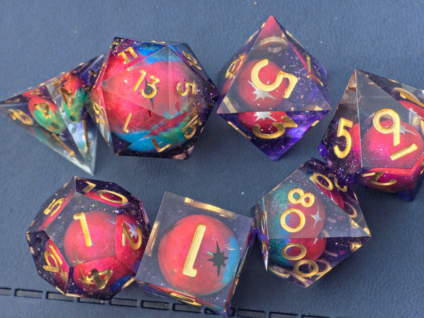 Astral Realms – Relikte der Sternenfürsten | Galaxy Planet Dice Set | Handmade Resin DnD Würfel mit goldenen Zahlen | Premium TTRPG Dice