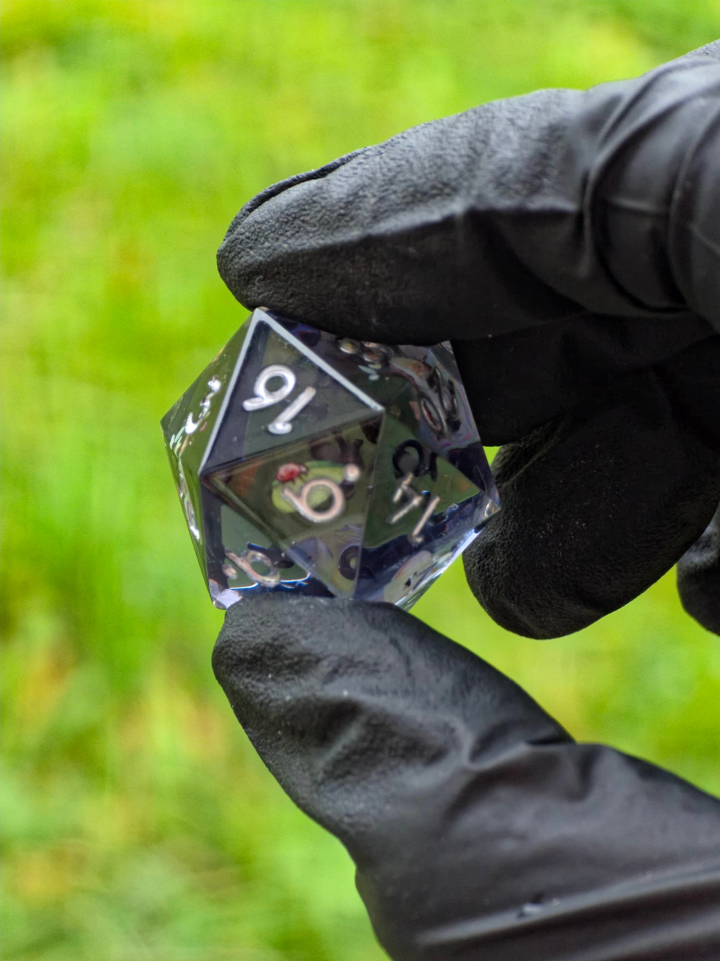 Polyedrischer Einzelner D20 „Spring Morning“ – Handgemachter Resinwürfel Standardgröße mit Hund, Vogelhaus & kleinen Vögeln | DnD Dice Pen and Paper | Kawaii Würfel