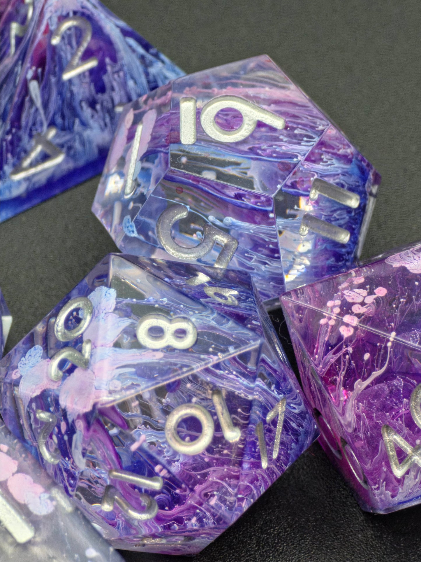 Nebula Bloom – Handgemachtes DnD Würfelset violett mit Petri Effekt und silbernen Zahlen | 7-teiliges Polyhedral Set | TTRPG Dice | Artisan Resin Dice