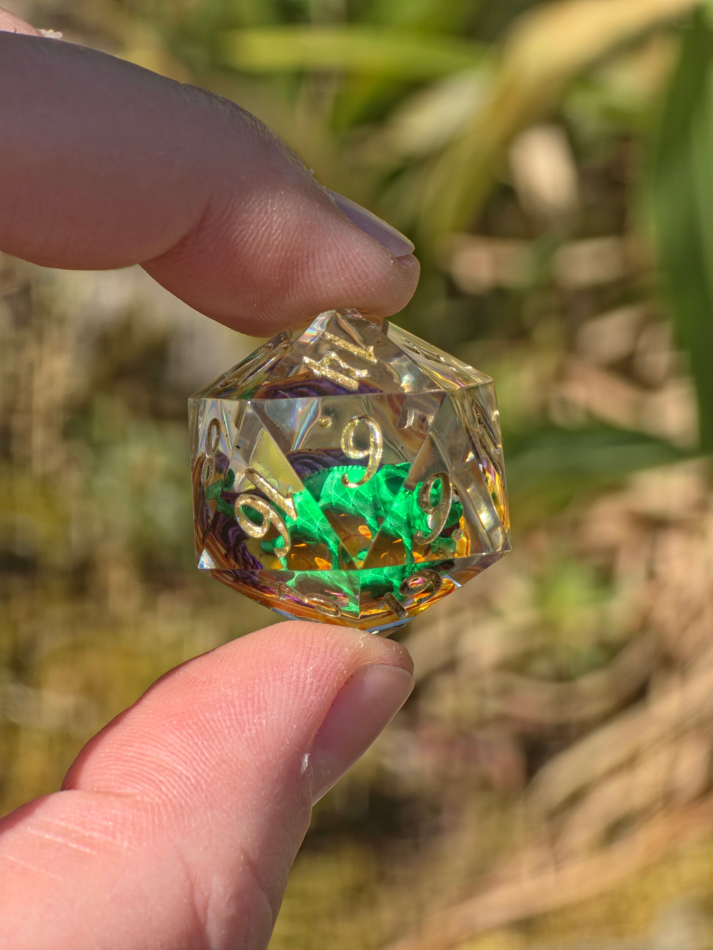Pascal's Secret Garden D20 Dice – Tangled Inspired Resin D20 mit Pascal Chamäleon | Handgemachter Sharp Edge Würfel für DnD & RPG