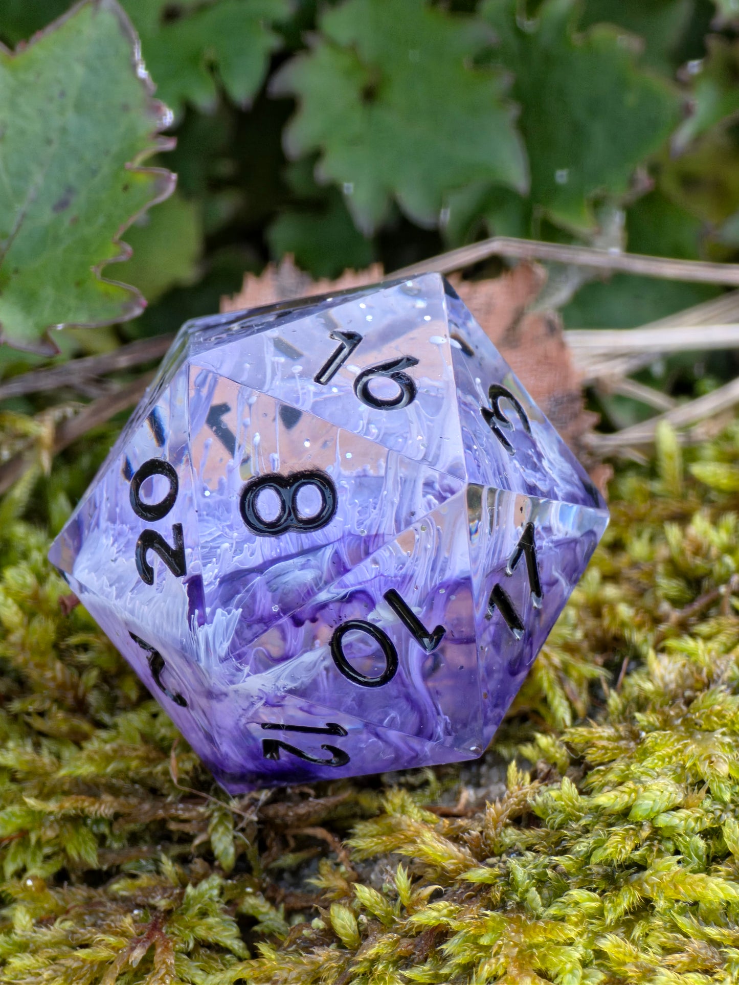 Einzelner Polyedrischer D20 – Petri Effekt Lila Weiß Transparent | Handgemachter Resinwürfel Standardgröße | DnD Dice Pen and Paper TTRPG Fantasy Würfel