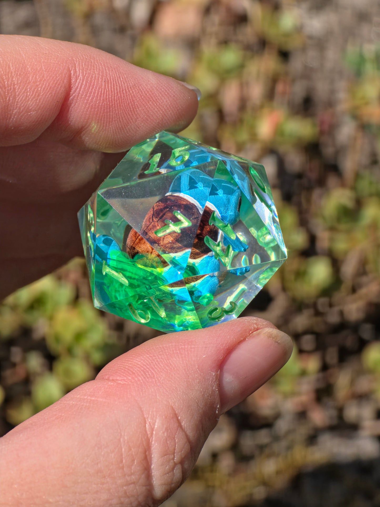 Shiggy – Toxic Lagoon D20 35 mm – Pokémon-inspirierter Resin Würfel in Neon Acid Green | Handgefertigter Chonk DnD Würfel