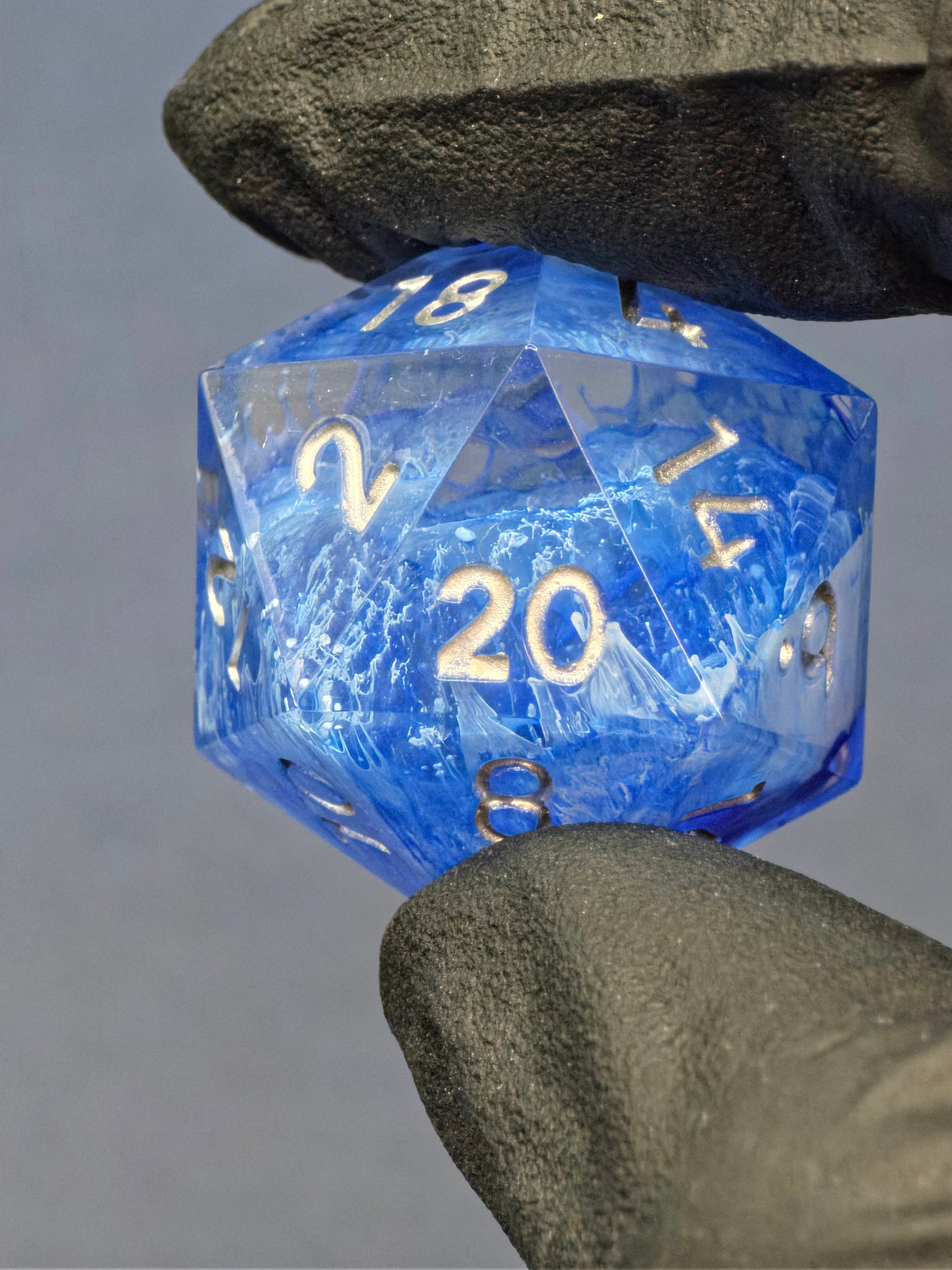 Polyedrischer Einzelner D20 „Stormsealed Core“ – Handgemachter Resinwürfel blau-weiß mit gefrorenem Sturm Effekt | Standardgröße | DnD Dice