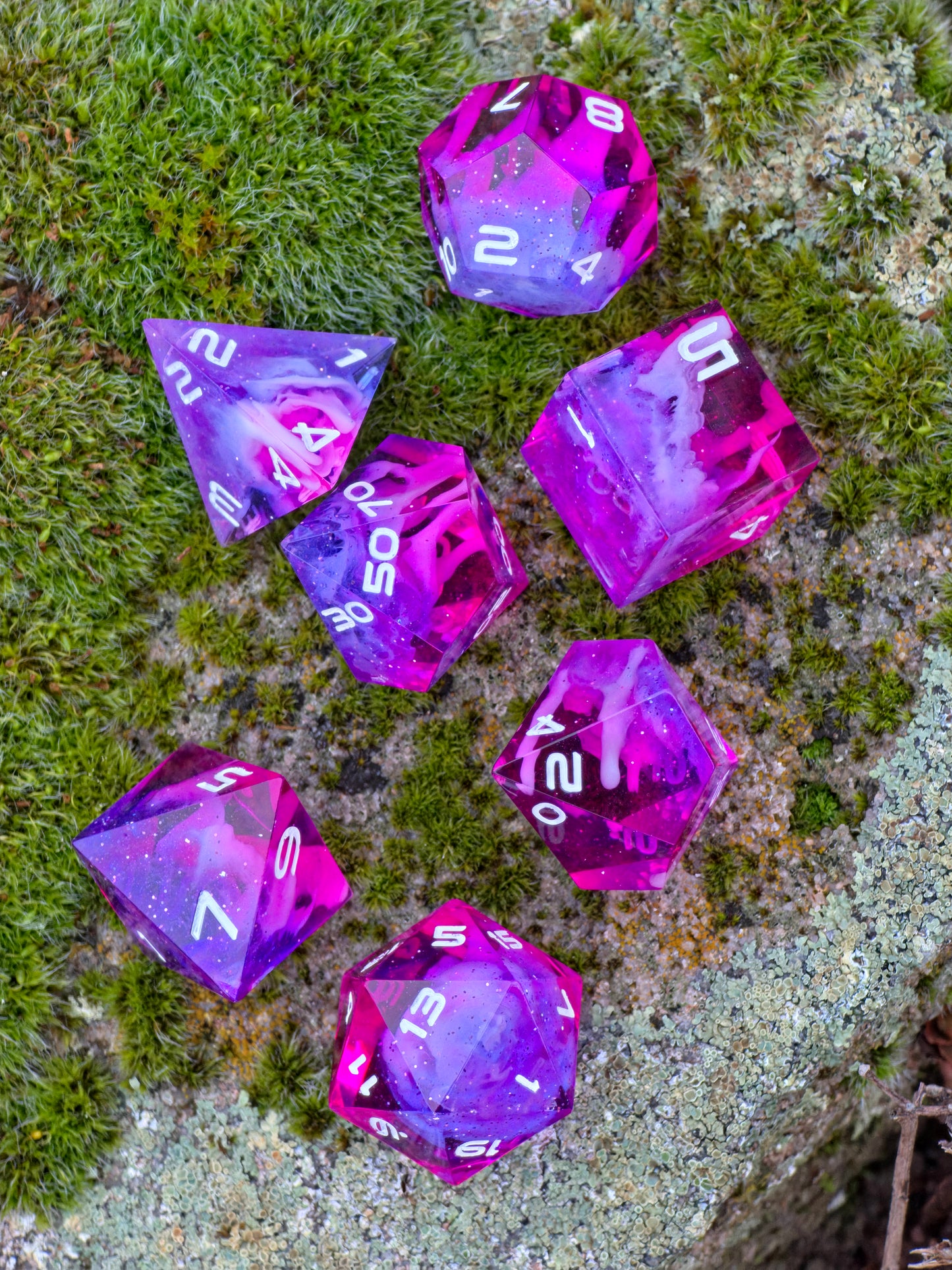 Polyedrisches Würfelset „Starflare Cloud Galaxy“ – Handgemachte Resinwürfel pink-violett mit Galaxy & Cloud Nebula Effekt | DnD Dice Set TTRPG