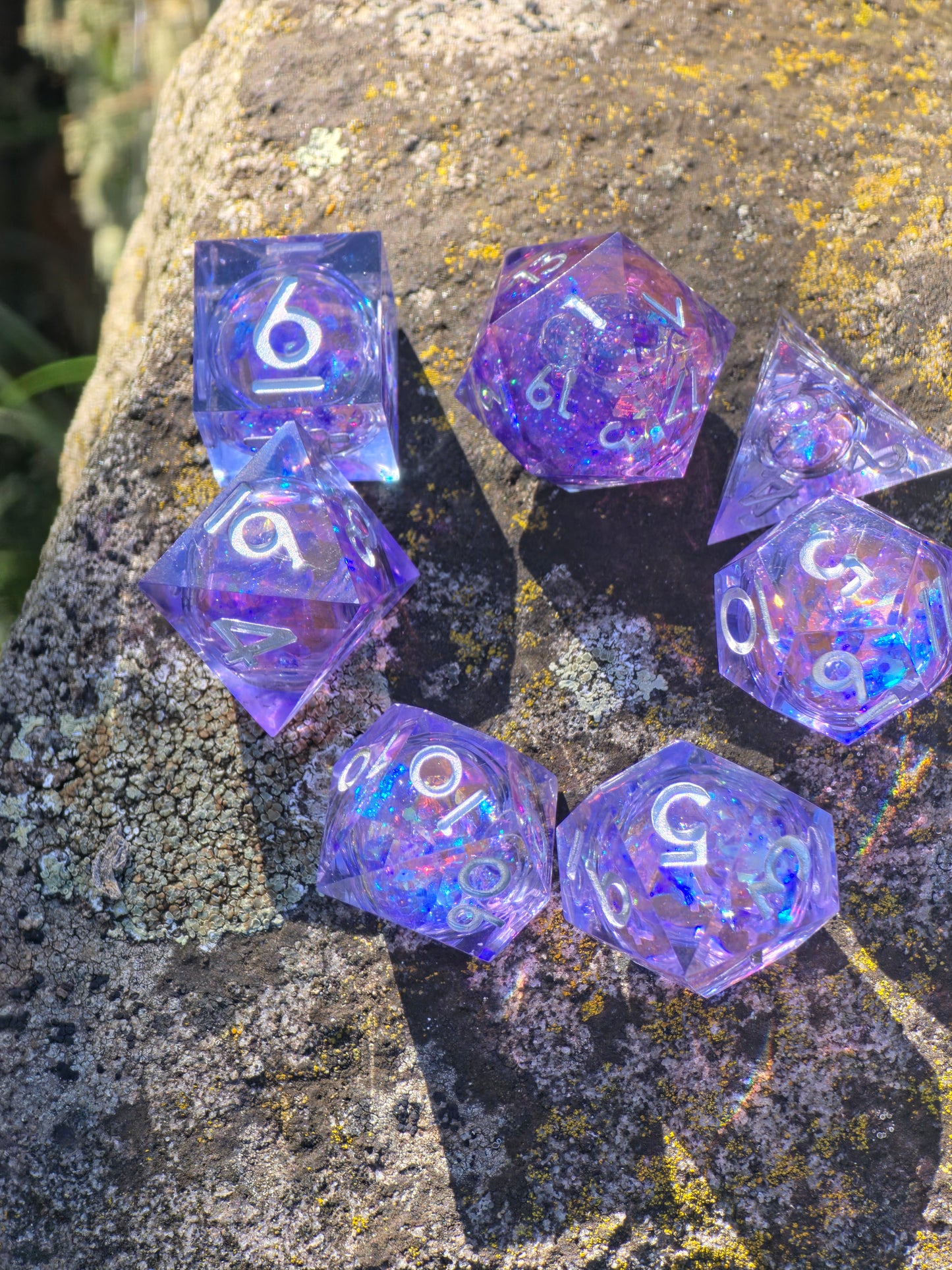 Polyedrischer Amethyst Liquid Core DnD Würfelset 7 Stück – Handgemachte Resin Dice mit flüssigem Kern & holografischem Glanz | Meteoriten