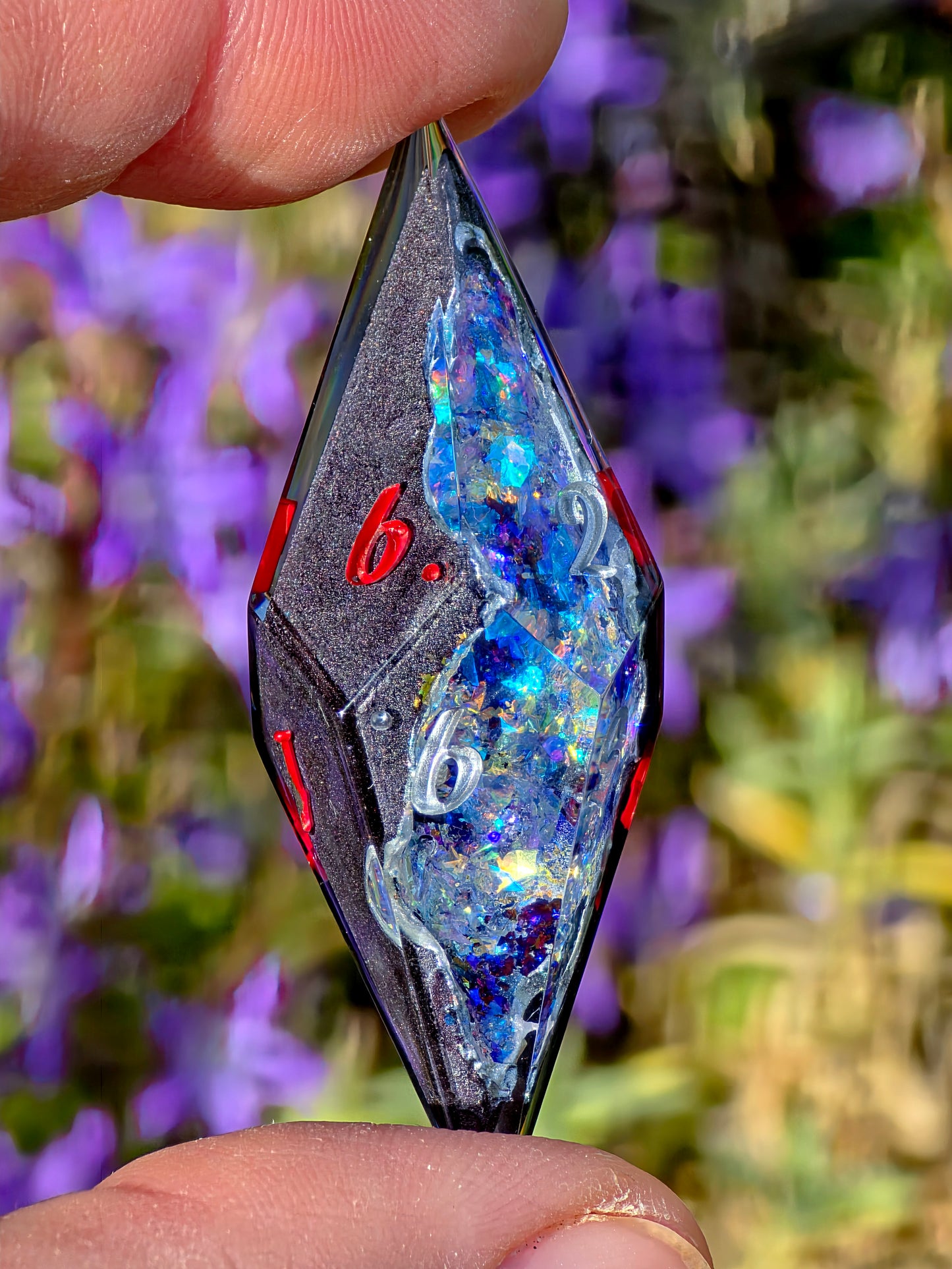 Geode Style Elongated Dice Set – Handgemachte Sharp Edge Würfel mit Opal-Kristallen, Rot-Silber Zahlen, Fantasy DnD Resin Dice (Eléras of Argent)