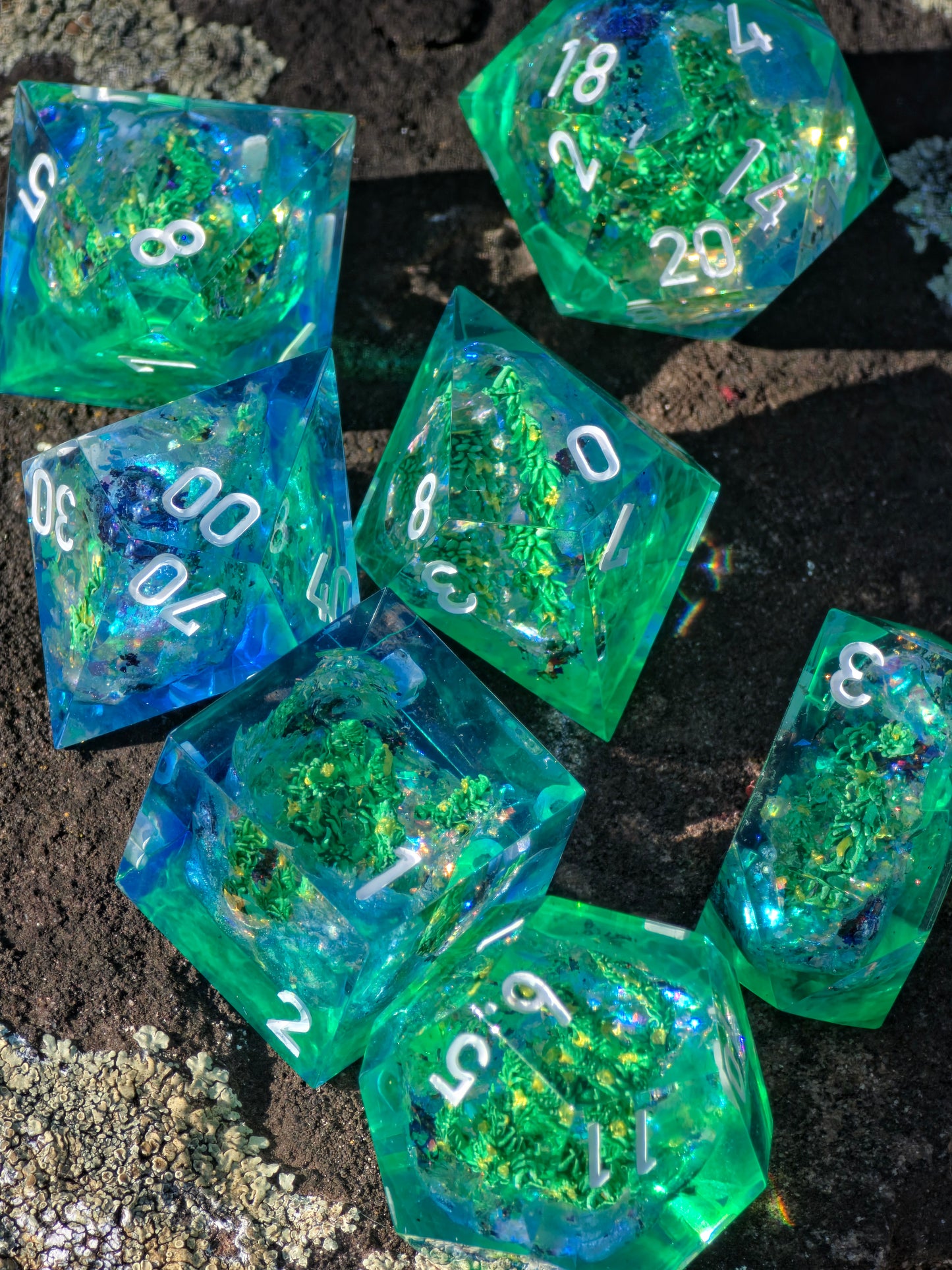 Emerald Tide Custom Geode Dice Set mit Unterwasserpflanzen – Handgemachte Sharp Edge Resin Würfel mit Algen und Kristallkern für DnD und TTRPG (Anne)