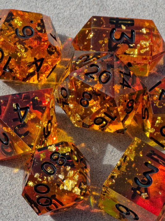 Honey Amber Dice Set – Golden Resin DnD Dice, Warm Honey Glow, Sharp Edge TTRPG Dice, Handmade Fantasy Dice Set, Bernstein Dice