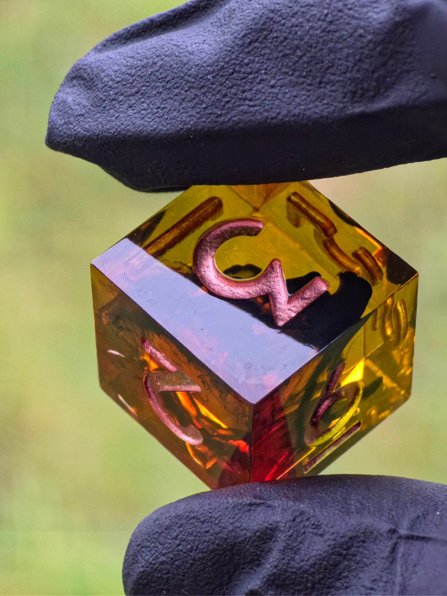 Infernal Amberfall – Handgemachtes DnD Würfelset in Feuerrot & Bernstein | Transparente Resin Dice mit Glut- und Lava-Effekt | TTRPG Würfelset