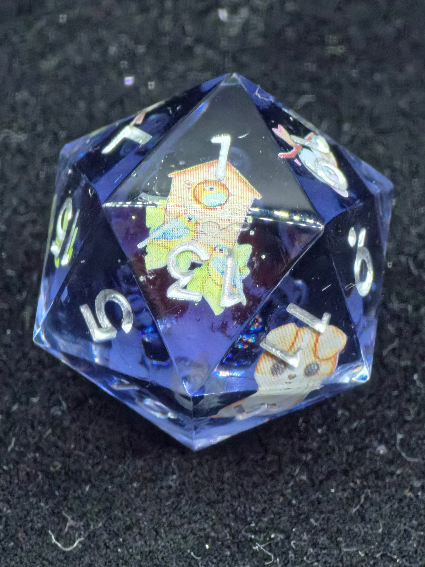 Polyedrischer Einzelner D20 „Spring Morning“ – Handgemachter Resinwürfel Standardgröße mit Hund, Vogelhaus & kleinen Vögeln | DnD Dice Pen and Paper | Kawaii Würfel