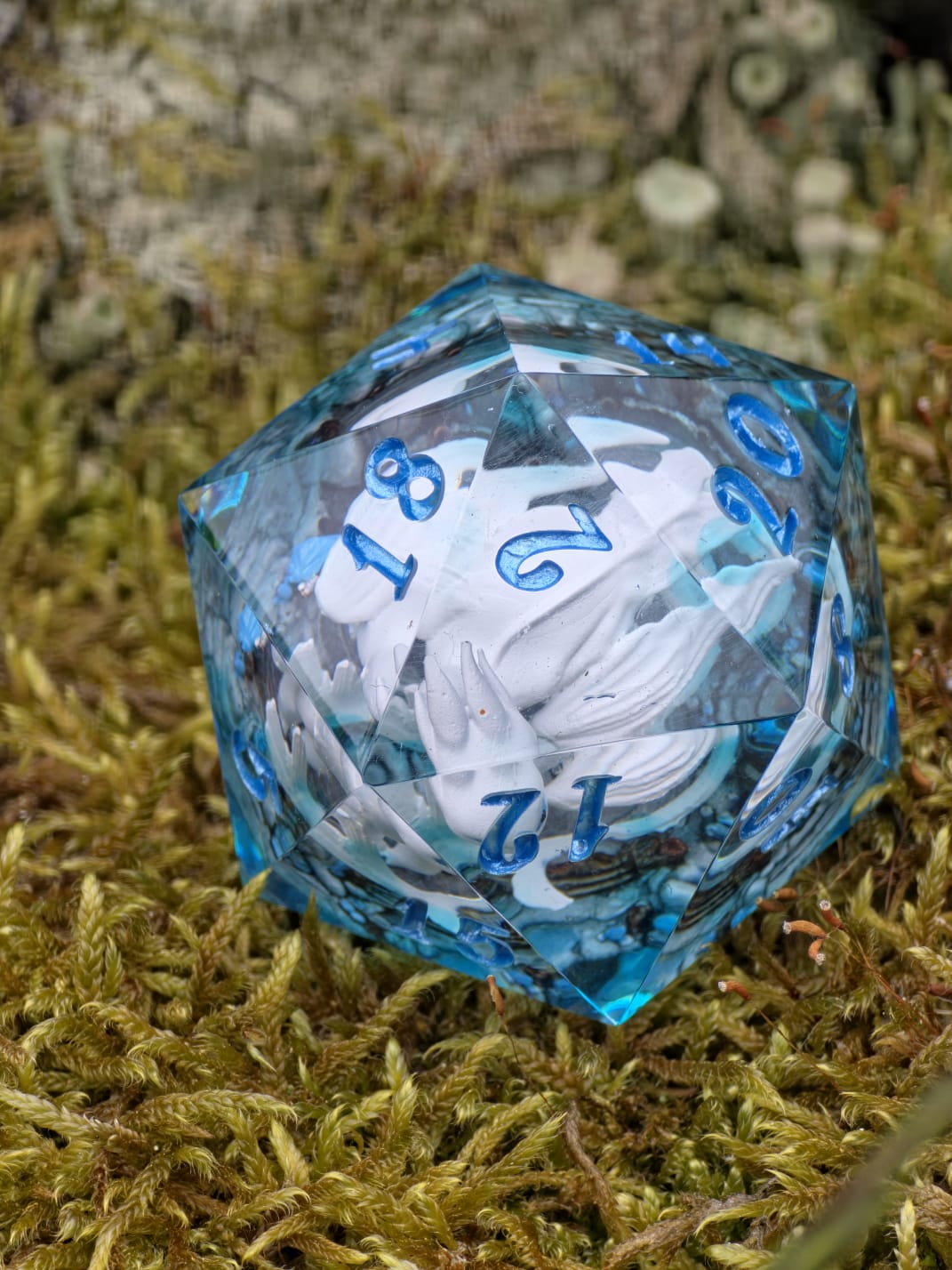 Tagesschatten D20 40mm – Handgemachter Resin Dragon Dice inspiriert von Drachenzähmen leicht gemacht, Fantasy Würfel mit Drache (Sarah)