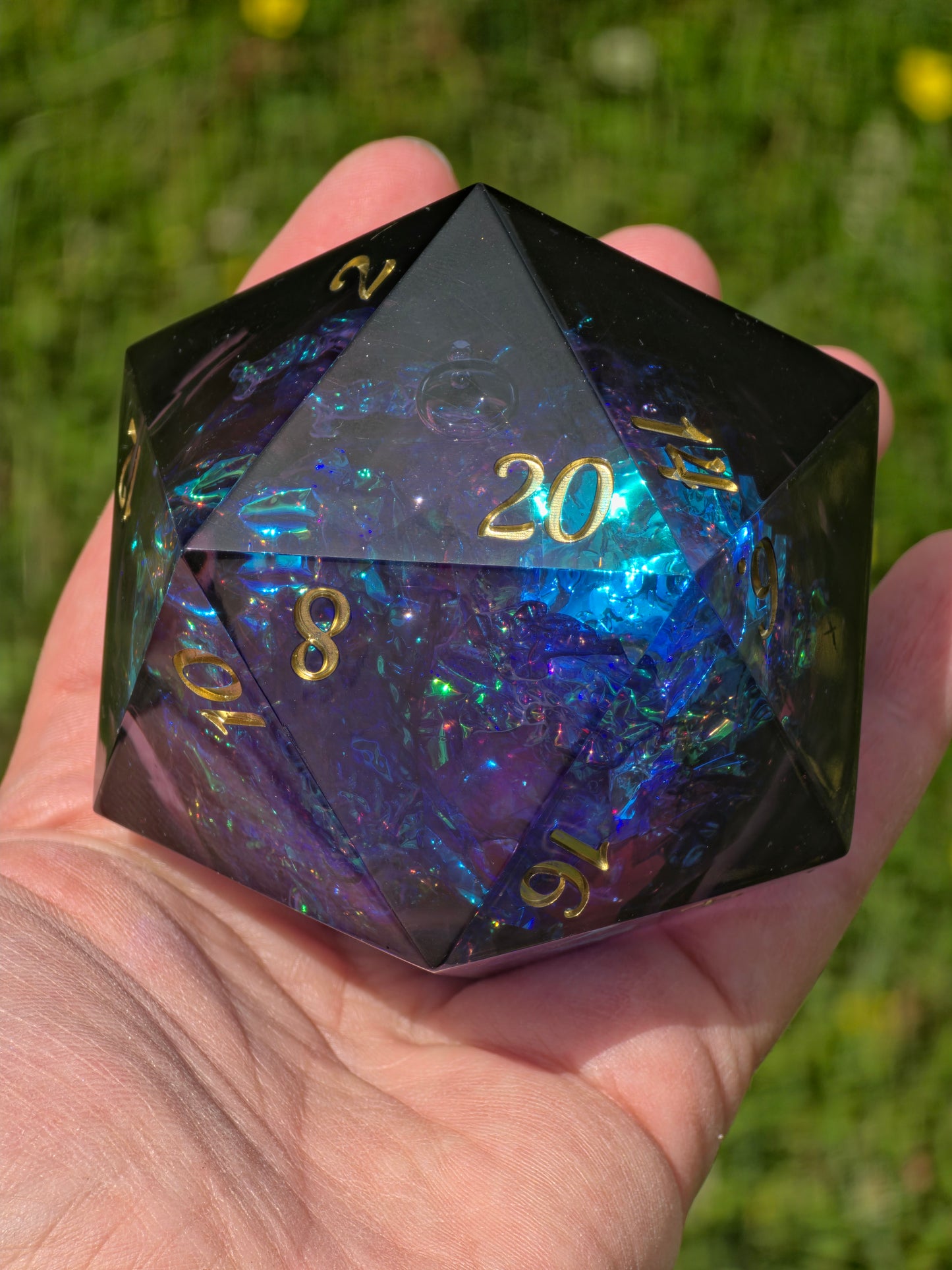 Voidheart Opal - Black Opal with Lilac Splash – 65 mm Chonk D20, Handgemachter Sharp Edge Resin Würfel (Lio)