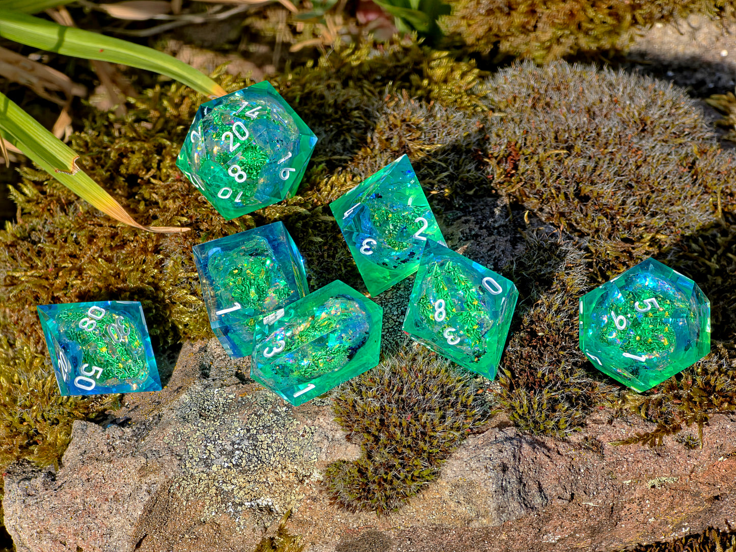 Emerald Tide Custom Geode Dice Set mit Unterwasserpflanzen – Handgemachte Sharp Edge Resin Würfel mit Algen und Kristallkern für DnD und TTRPG (Anne)