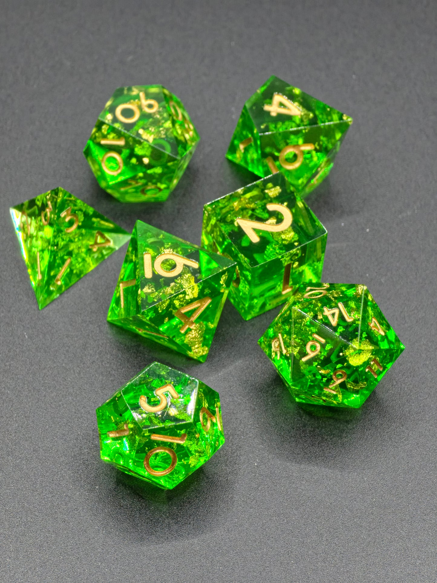 Polyedrisches Würfelset „Emerald Treasure“ – Handgemachte Resinwürfel in Smaragdgrün mit Goldflocken | DnD Dice Set Pen and Paper TTRPG | Edelstein Würfel mit Spiegelglanz