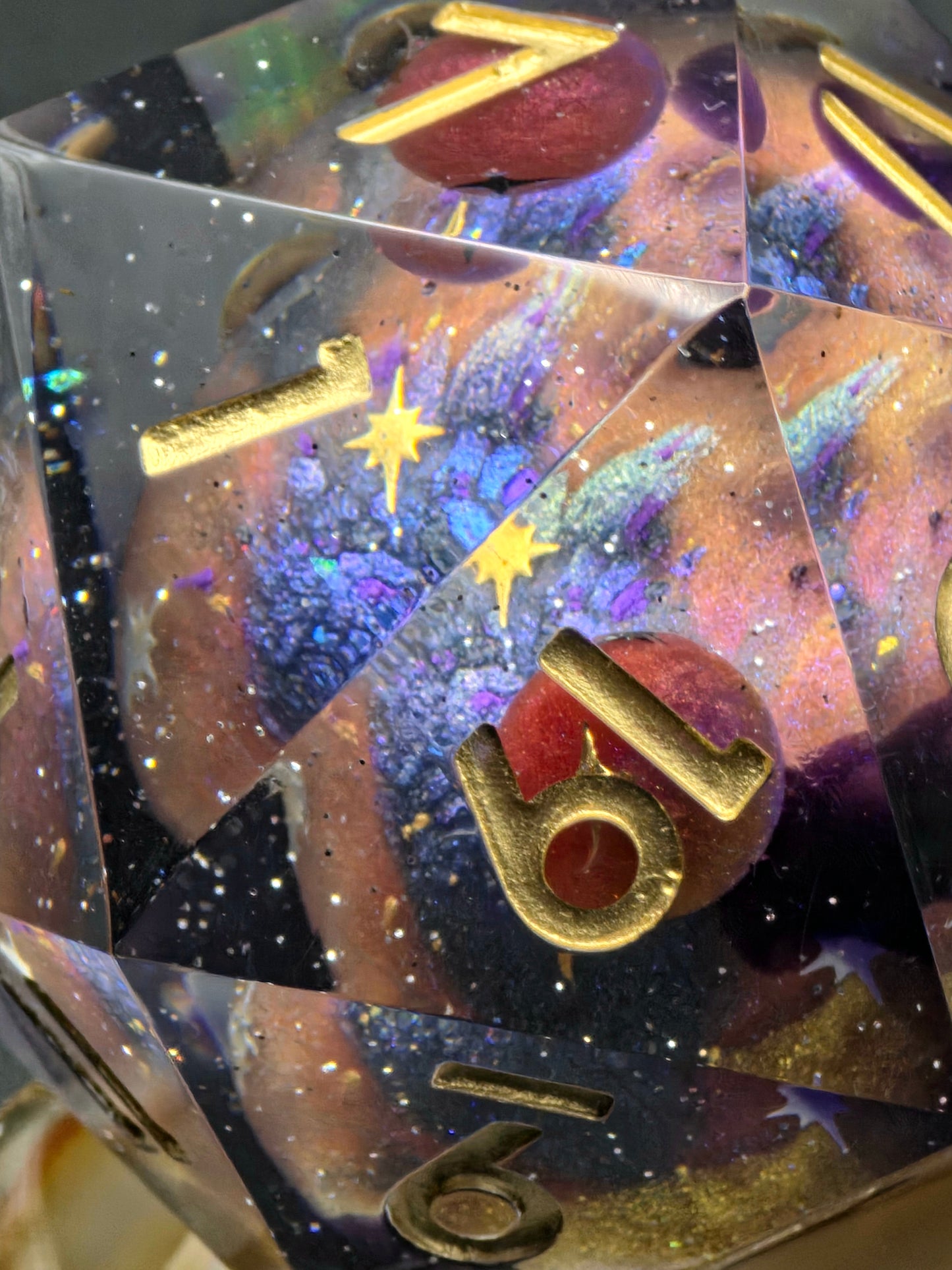 Großer Polyedrischer D20 „Celestial Sphere“ 55 mm – Handgefertigter Premium-Resinwürfel mit 4 Planeten & Galaxy Effekt | Einzelstück | DnD