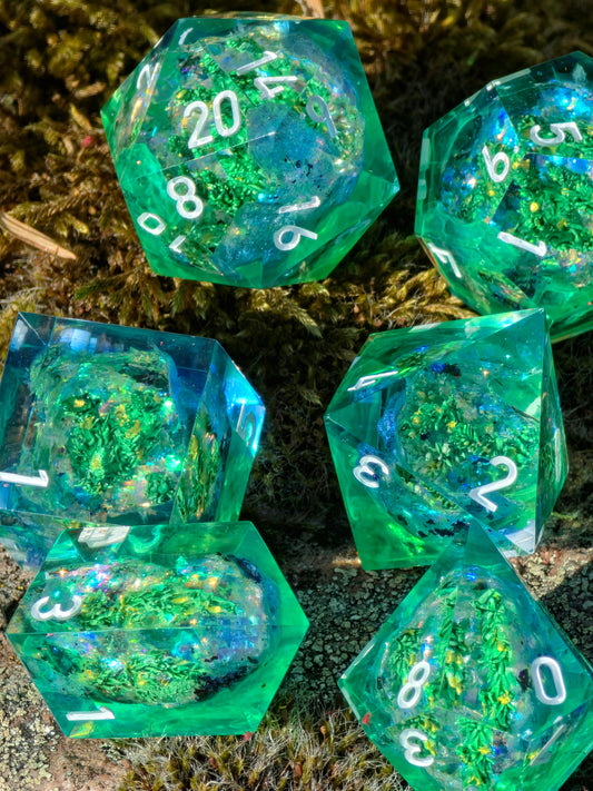 Emerald Tide Custom Geode Dice Set mit Unterwasserpflanzen – Handgemachte Sharp Edge Resin Würfel mit Algen und Kristallkern für DnD und TTRPG (Anne)