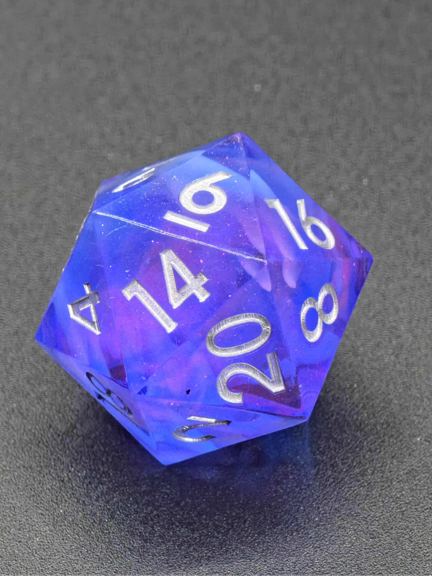 Einzelner Polyedrischer D20 – Cloud Effekt Pink Blau Transparent | Handgemachter Resinwürfel Standardgröße | DnD Dice Pen and Paper TTRPG Fantasy Würfel