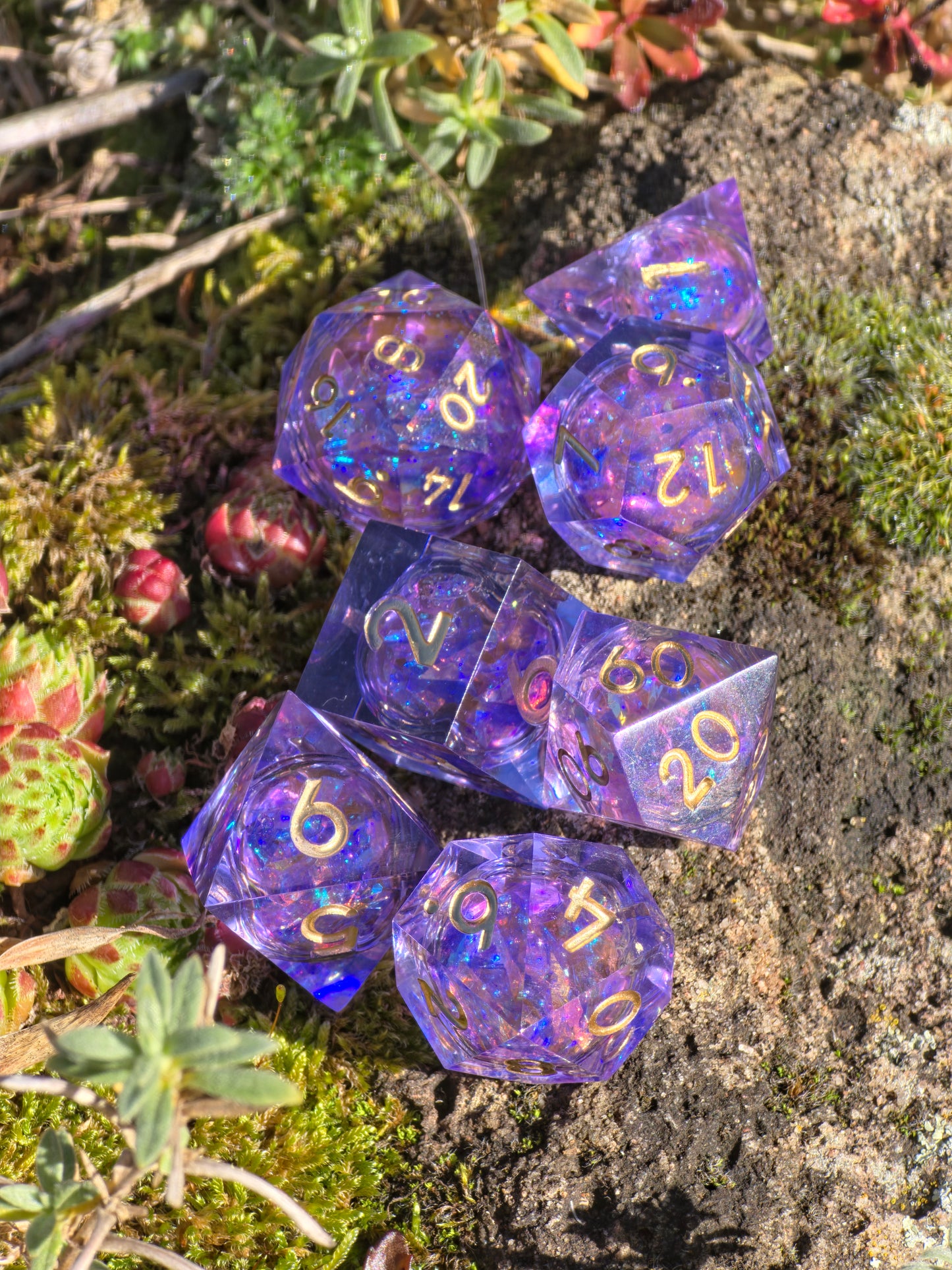 Polyedrischer Aurora Liquid Core DnD Würfelset 7 Stück – Amethyst Glow Dice | Handgemachte Resin Würfel mit Flüssigkern golden Zahlen TTRPG