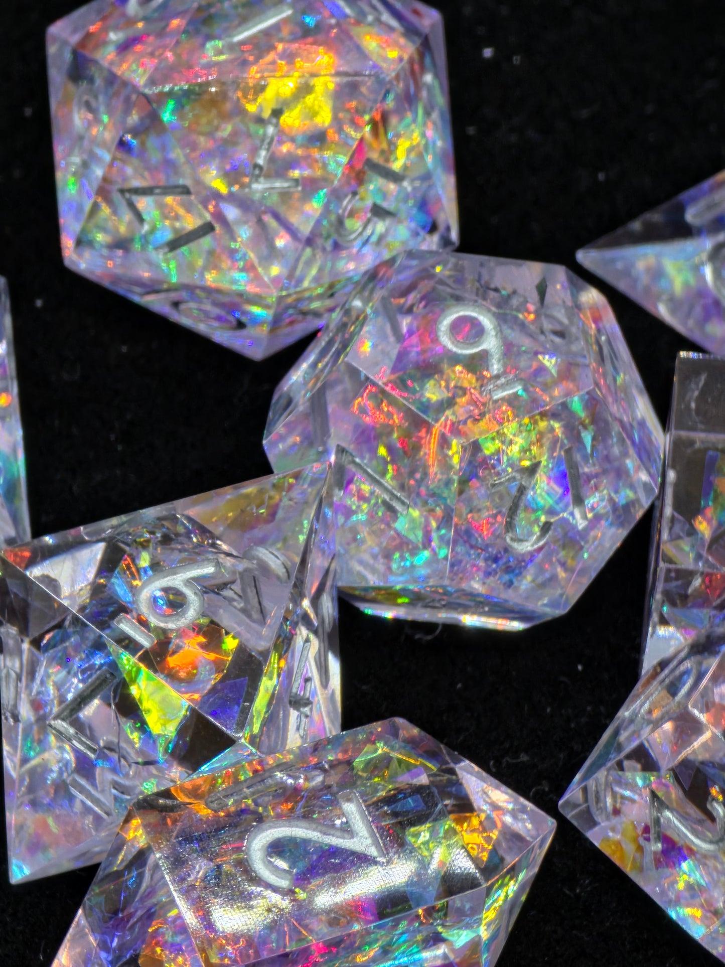 Polyedrisches Würfelset „Prism Aurora“ – Handgemachte Resinwürfel mit irisierendem Opal-Effekt | DnD Dice Set Pen and Paper TTRPG | Regenbogenwürfel mit Spiegelglanz