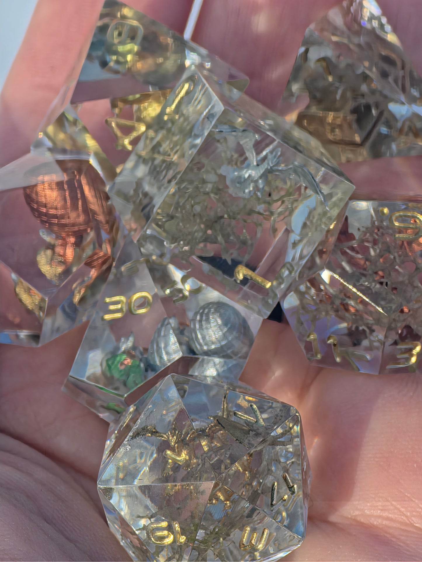 Würfelset „Hort der Uralten Drachen“ – Handgemachtes Resin Dice Set mit Drachen- & Ei-Dioramen | DnD TTRPG Würfel