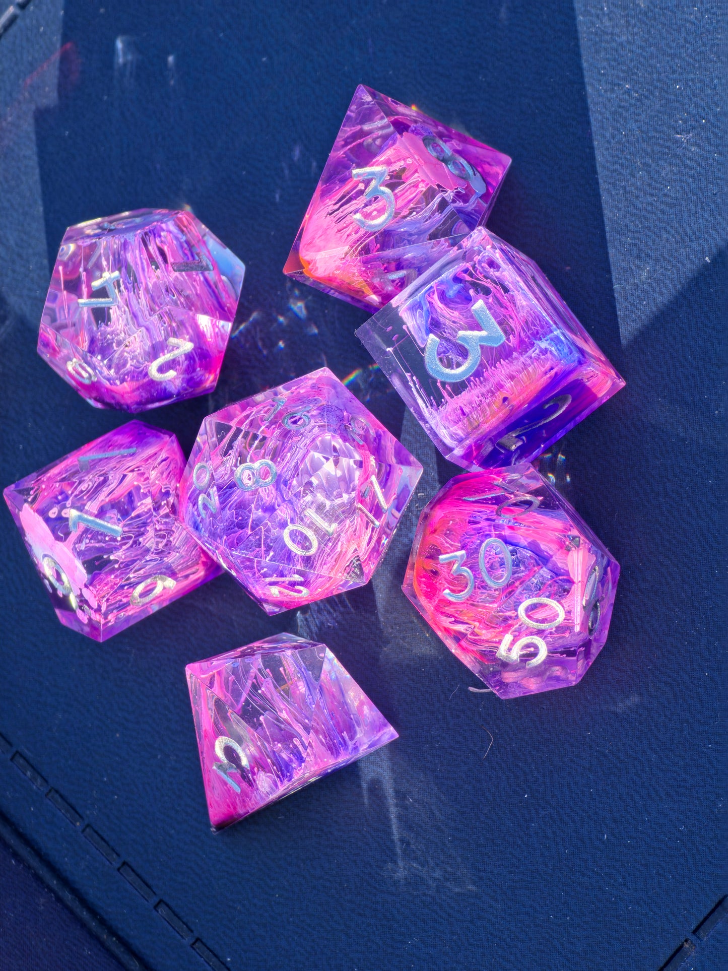 Handgemachtes DnD Würfelset Petri Effekt Pink Lila Blau | Sharp Edge Resin Dice Set 7-teilig | Silber Zahlen TTRPG