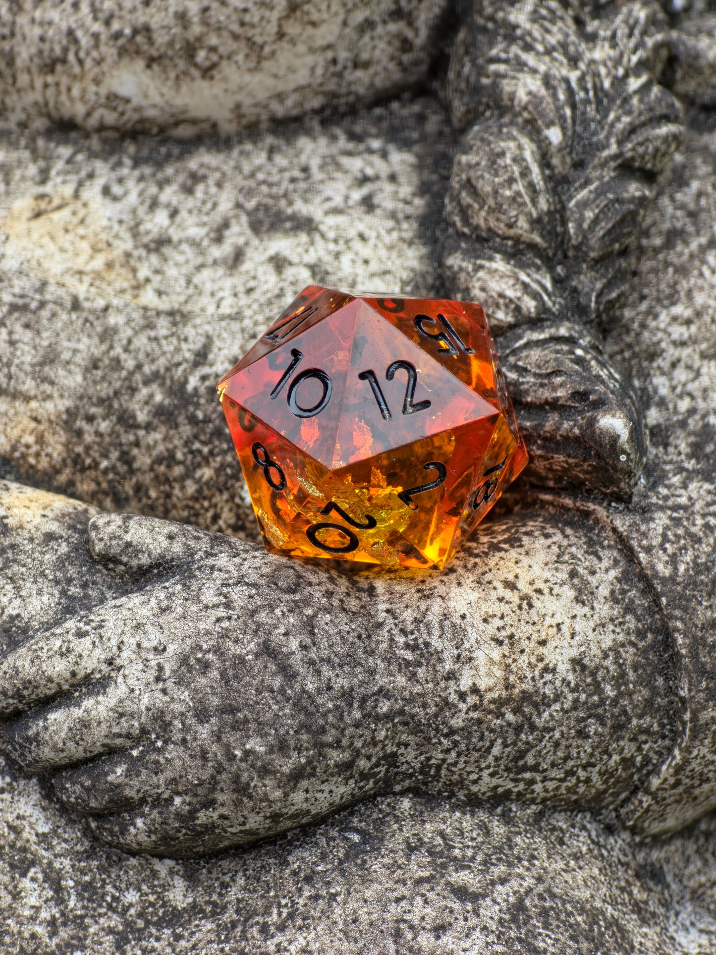 Polyedrischer Einzelner D20 – Amber Bernstein Stil | Handgemachter Resin W20 Würfel in Gold Orange Transparent mit Blattgold | Standardgröße