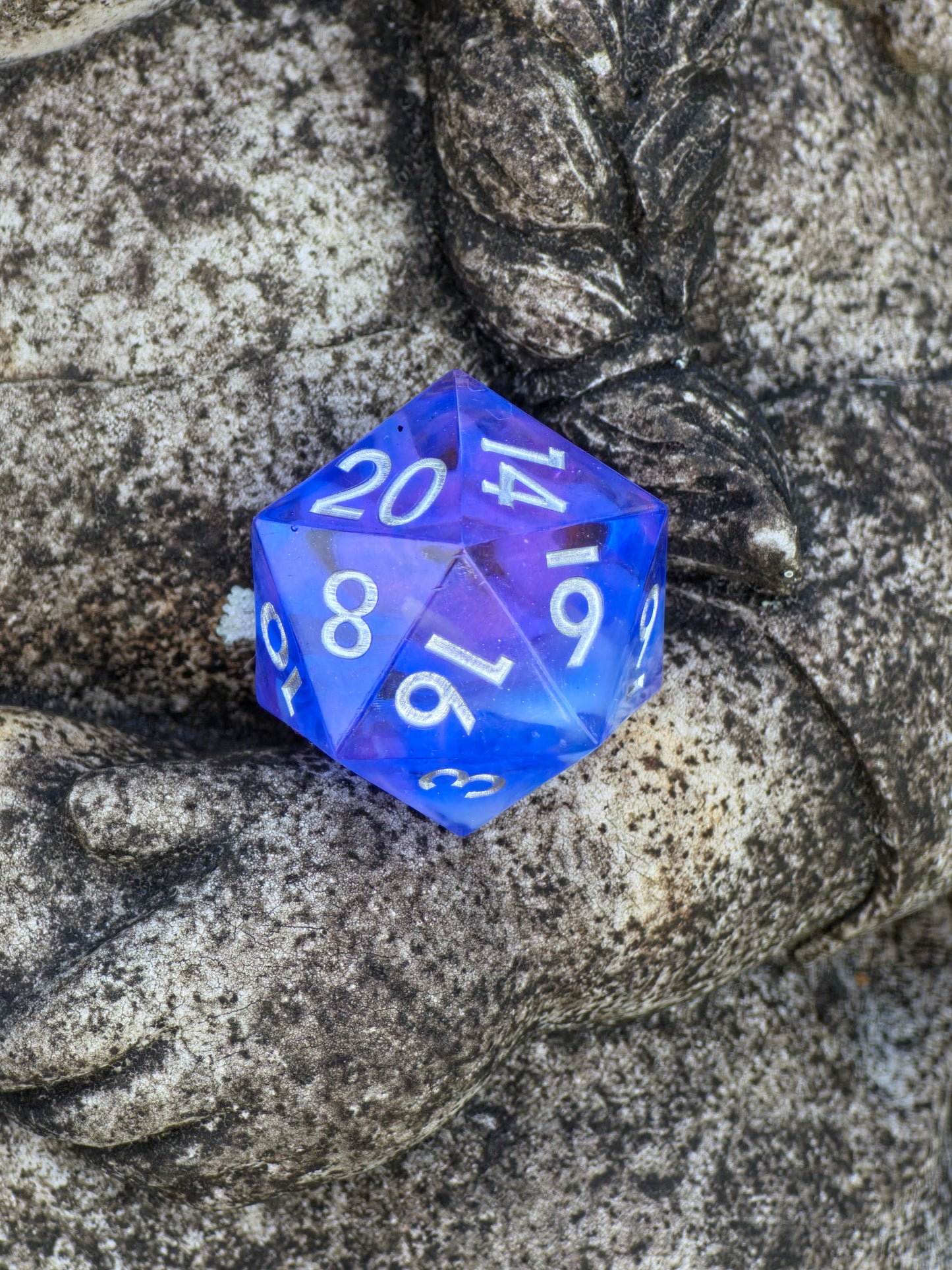 Einzelner Polyedrischer D20 – Cloud Effekt Pink Blau Transparent | Handgemachter Resinwürfel Standardgröße | DnD Dice Pen and Paper TTRPG Fantasy Würfel