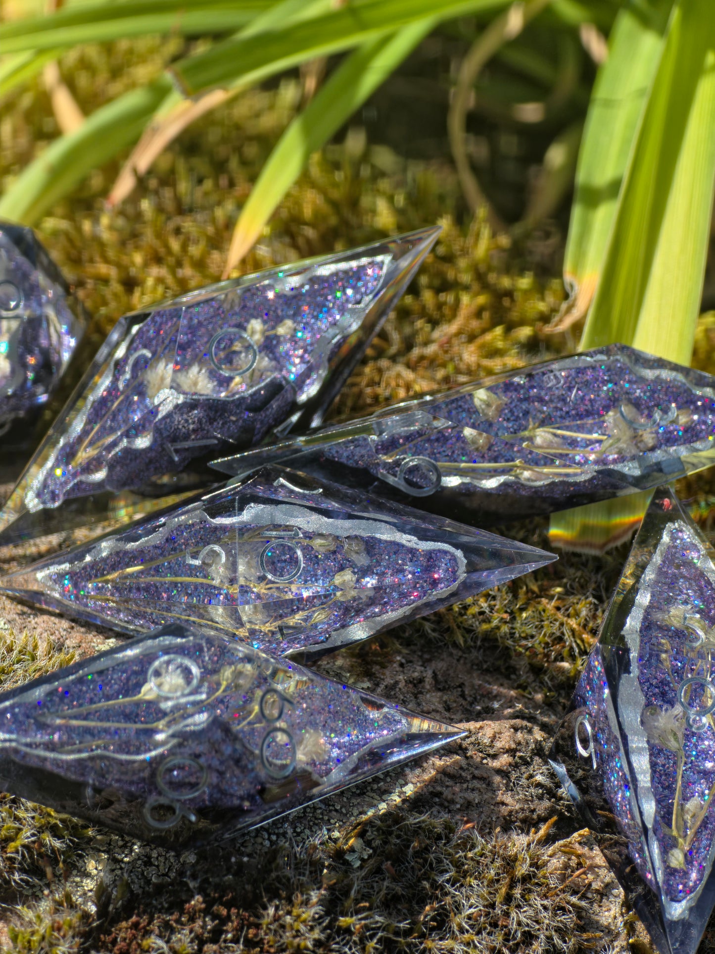 Moonflower Sanctuary Custom Geode Effect Elongated Dice Set mit weißen Blüten – Handgemachte Sharp Edge Resin Würfel mit Kristallkern für DnD (Anne)