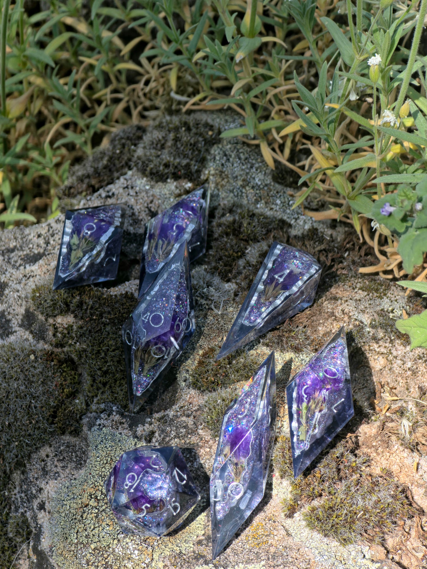 Amethyst Bloom Geode Flower Dice Set – Handgemachte Sharp Edge Würfel mit violetten Blüten, Kristall Geode Resin Dice, Fantasy DnD Würfelset