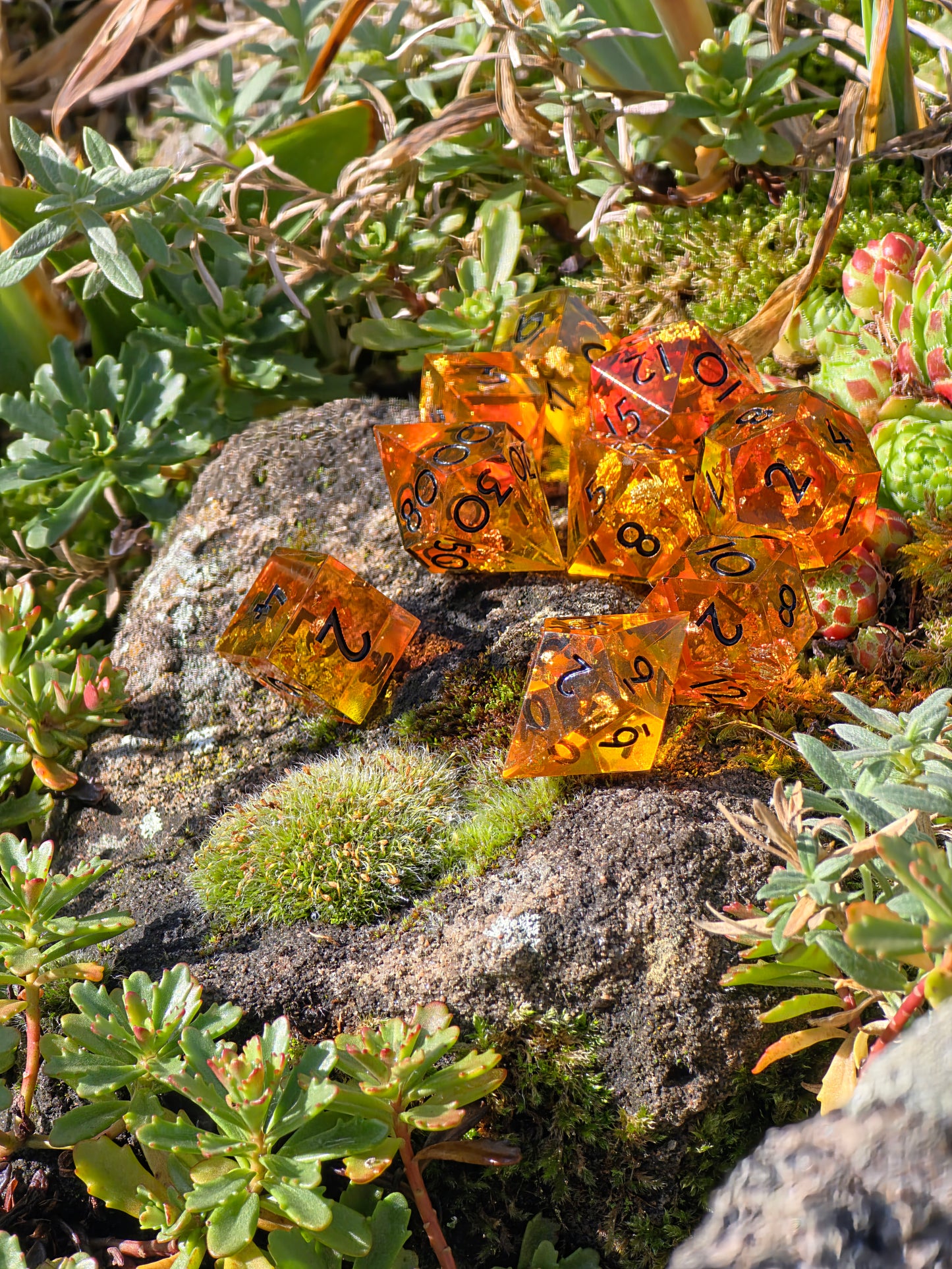 Polyedrisches DnD-Würfelset 9 Stück – Amber Bernstein Dice Set | Handgemachte Resin Würfel in Gold Orange Transparent | Kristall & Raute