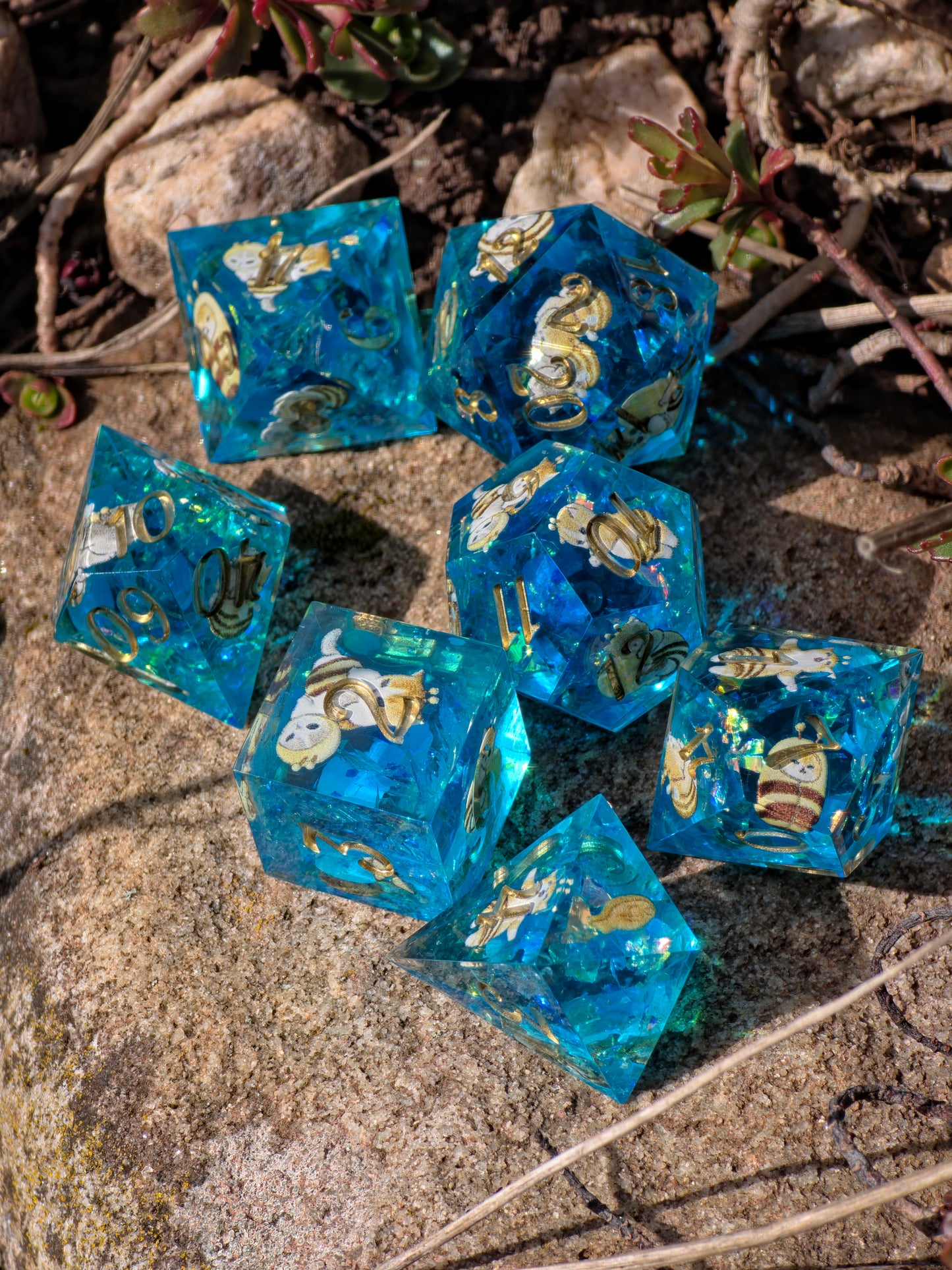 Bee Cat Dice Set – Süße Resin DnD Würfel mit Katzen & Bienen, 7er TTRPG Dice Set, Cute Handmade Dice, Fantasy Dice Set