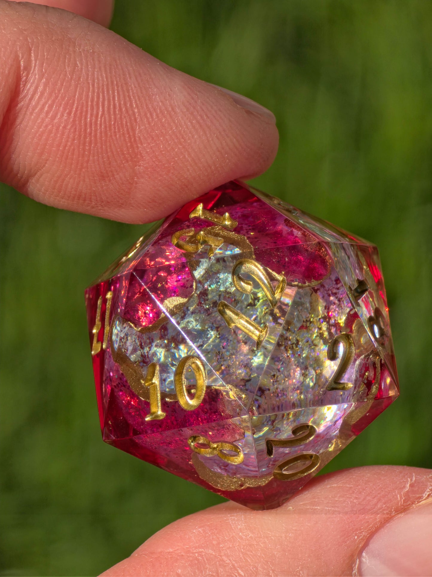 Crimson Geode D20 – Magischer Handgemachter Resin Würfel mit Kristallkern, Pink Gold Fantasy Dice, Premium DnD Einzelstück