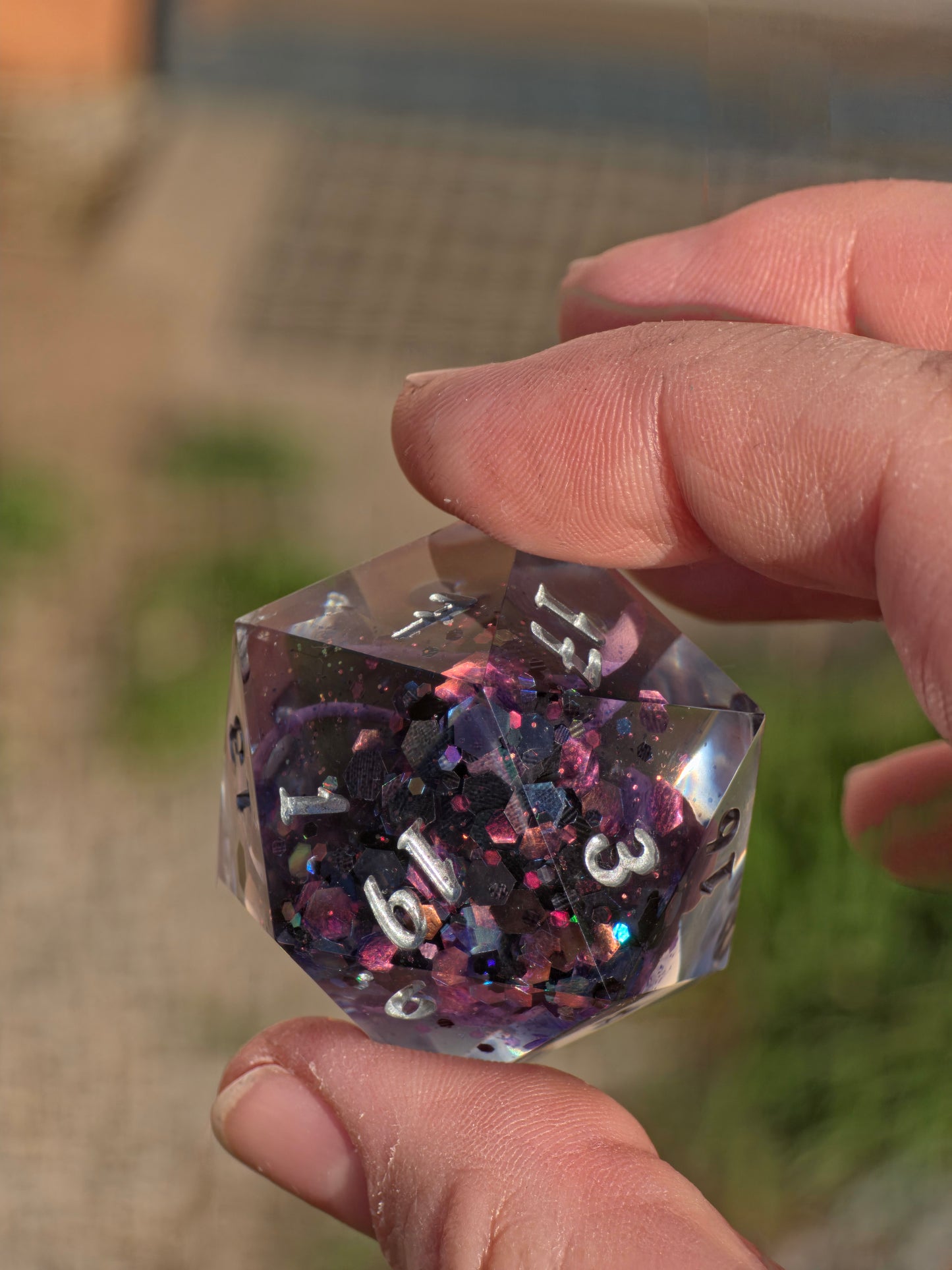 Mew – Psychic Galaxy D20 40 mm – Pokemon inspirierter Resin Würfel | Rosa Mew Miniatur, Galaxy Design & Metallic Silber