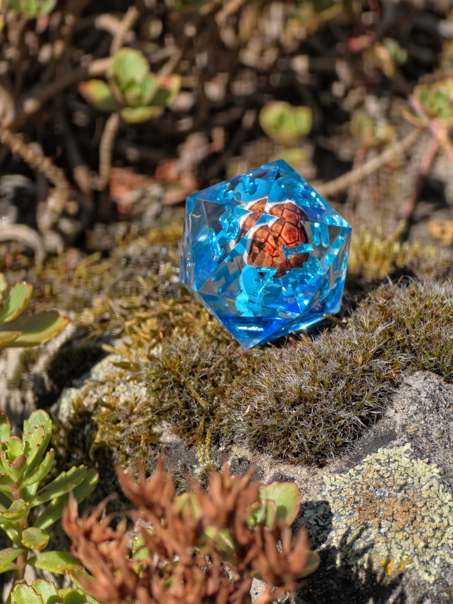 🌟Shiggy – Azure Tide D20 28 mm – Pokémon-inspirierter Resin Würfel in Deep Ocean Blue | Metallisch Himmelblaue Zahlen