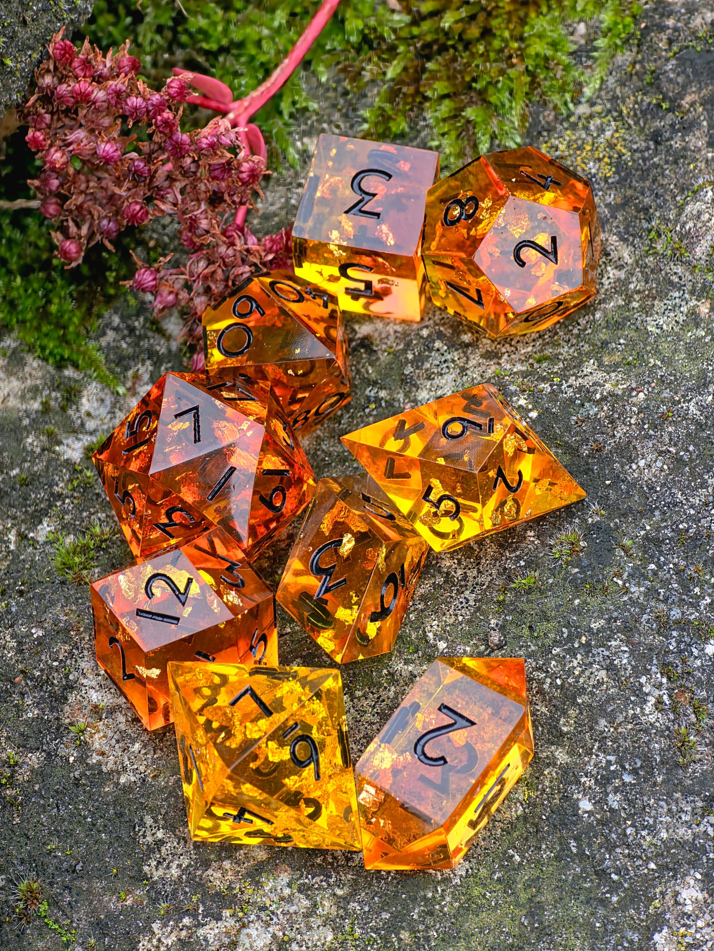 Polyedrisches DnD-Würfelset 9 Stück – Amber Bernstein Dice Set | Handgemachte Resin Würfel in Gold Orange Transparent | Kristall & Raute