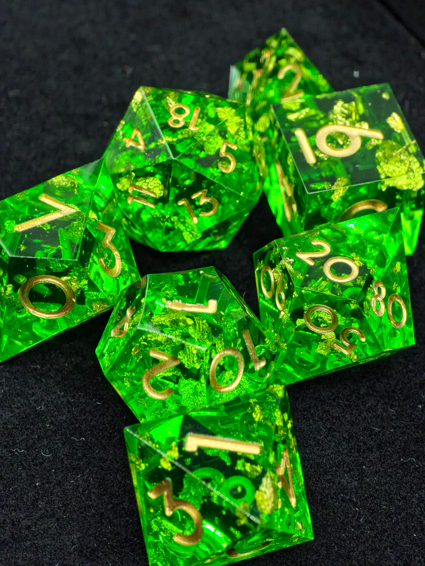 Polyedrisches Würfelset „Emerald Treasure“ – Handgemachte Resinwürfel in Smaragdgrün mit Goldflocken | DnD Dice Set Pen and Paper TTRPG | Edelstein Würfel mit Spiegelglanz