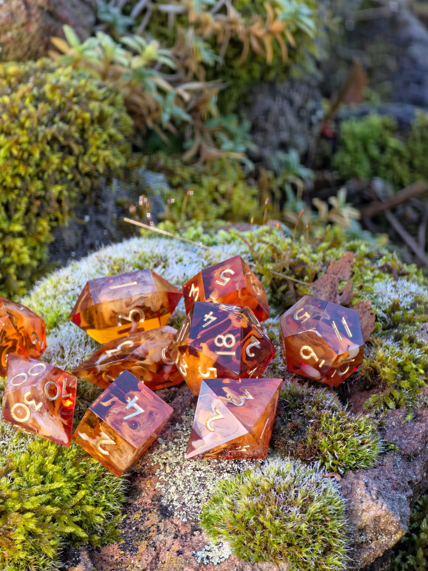 Caramel Ember Nebula – Polyedrisches Würfelset | Amber-Karamell Cloud Effekt | Handmade Resin DnD Dice Set mit goldenen Zahlen | TTRPG Würfel