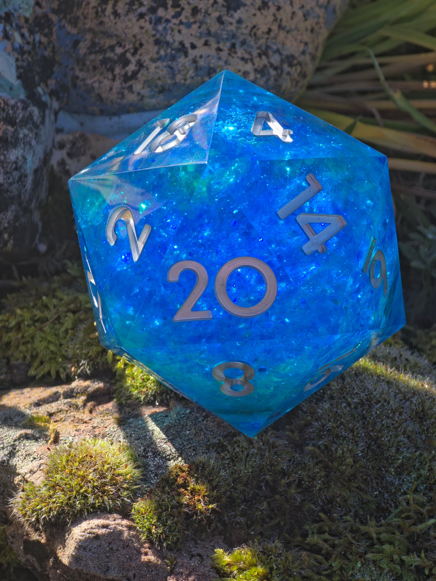 Polyedrischer Jumbo D20 Liquid Core Würfel 100 mm – Ocean Blue Türkis Glow Dice | Handgemachter XXL Resin Würfel mit Liquid Core Flüssig